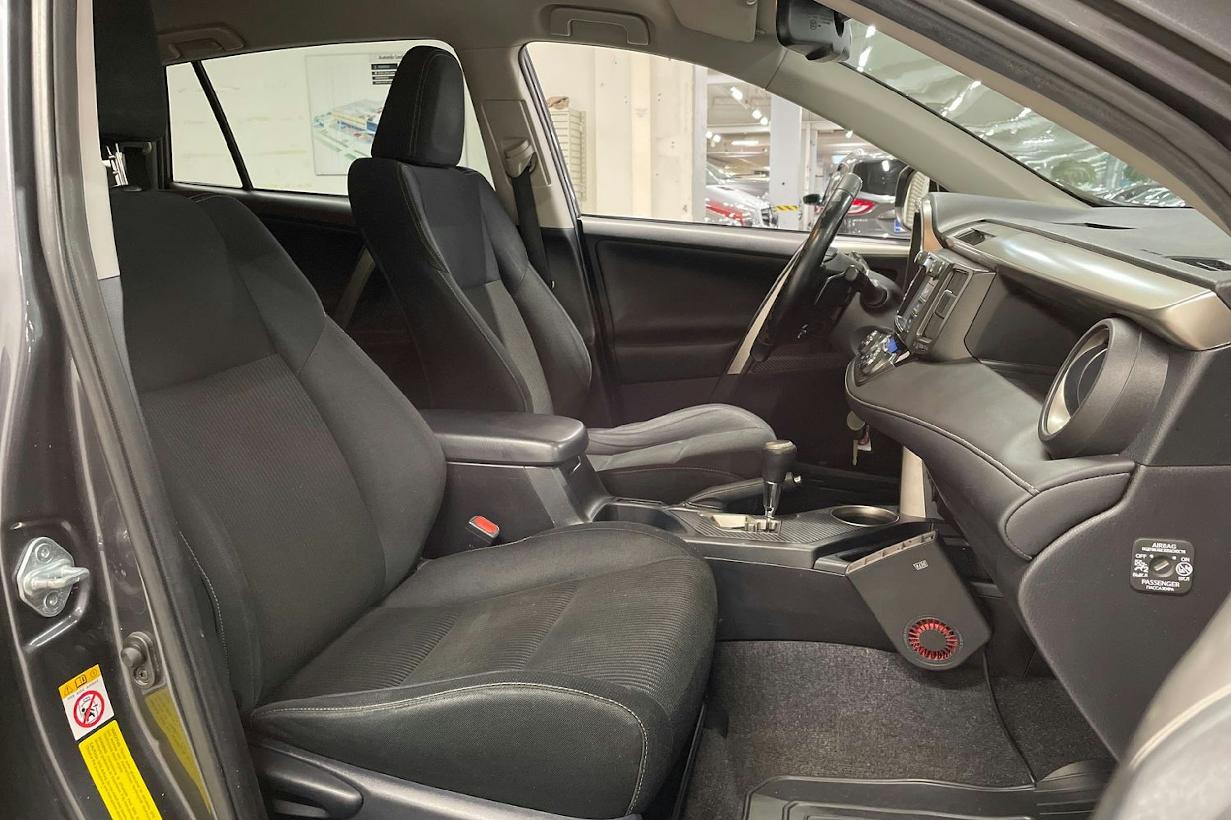 Harmaa Toyota RAV4 2013 kuva 28.