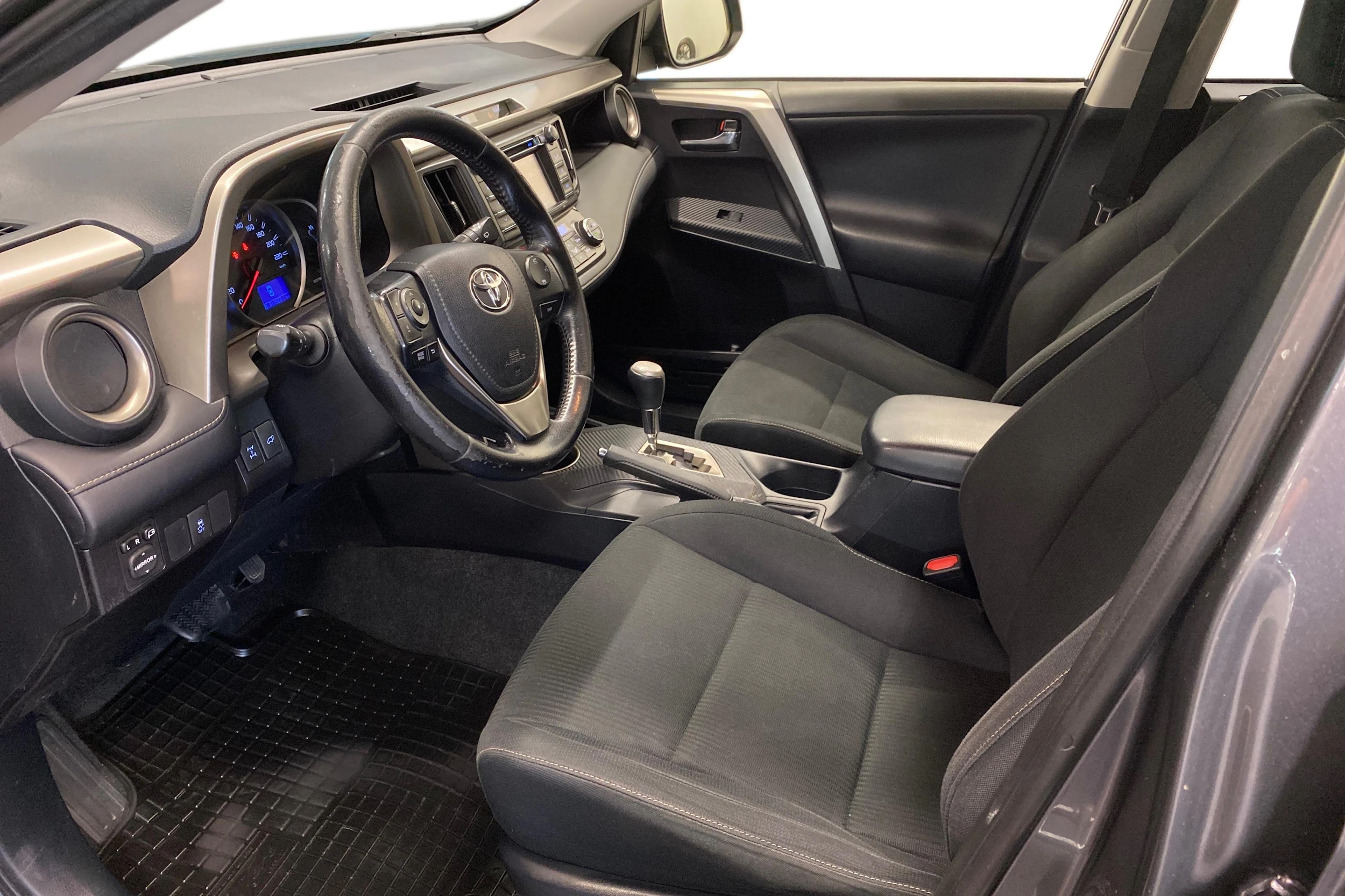 harmaa Toyota RAV4 2013 kuva 8.