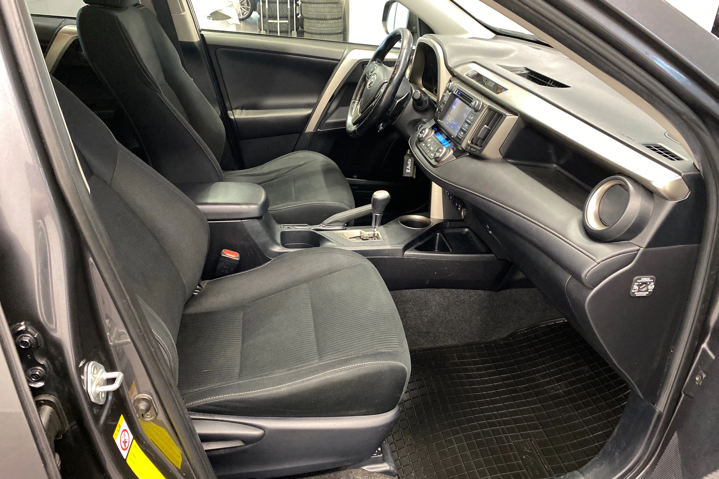 harmaa Toyota RAV4 2013 kuva 18.