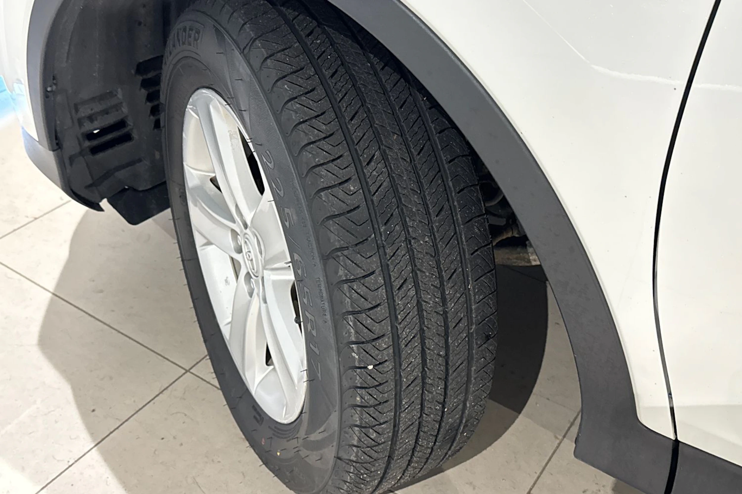 valkoinen Toyota RAV4 2014 kuva 13.