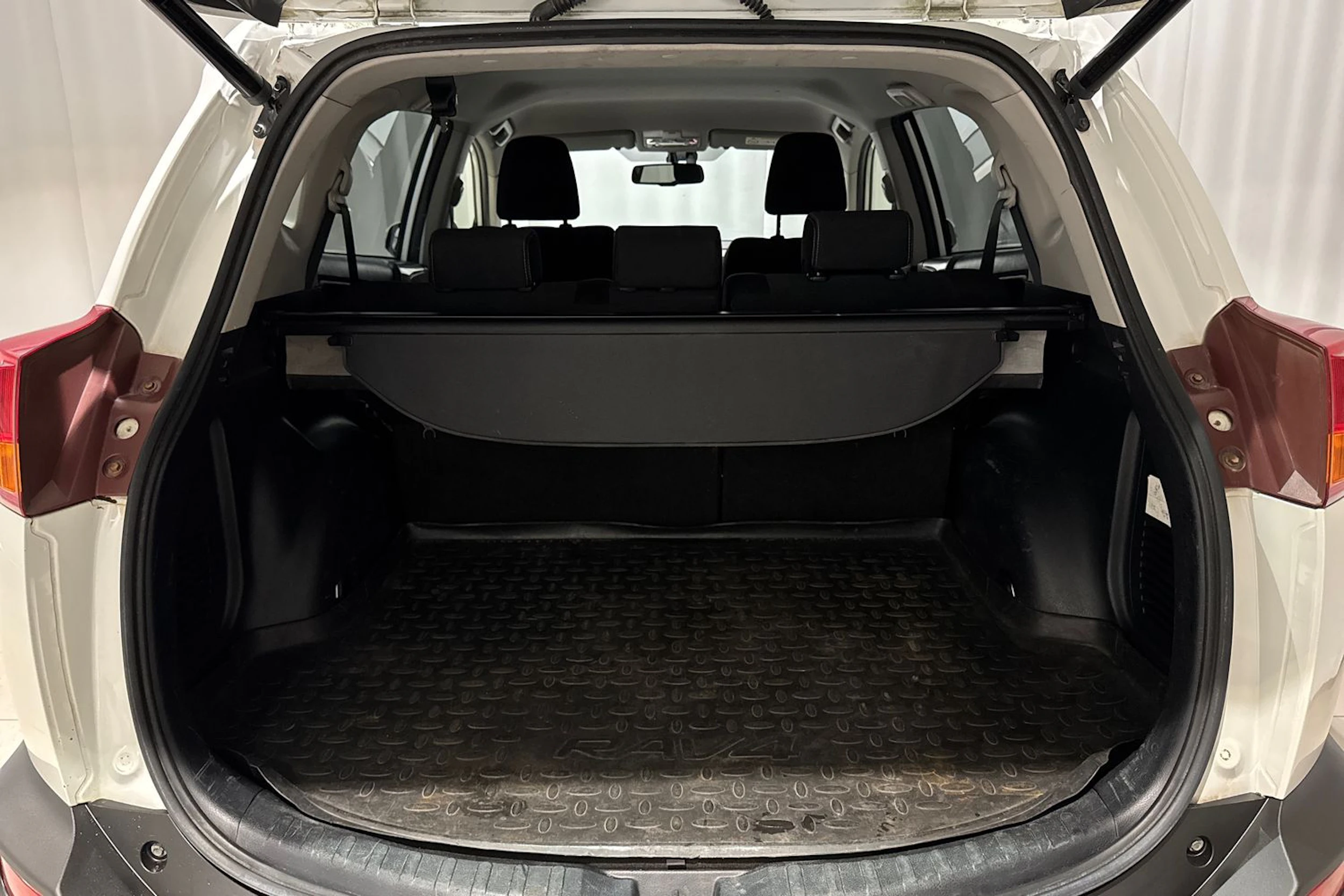 valkoinen Toyota RAV4 2014 kuva 16.