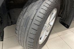 Harmaa Toyota RAV4 2014 kuva 13.