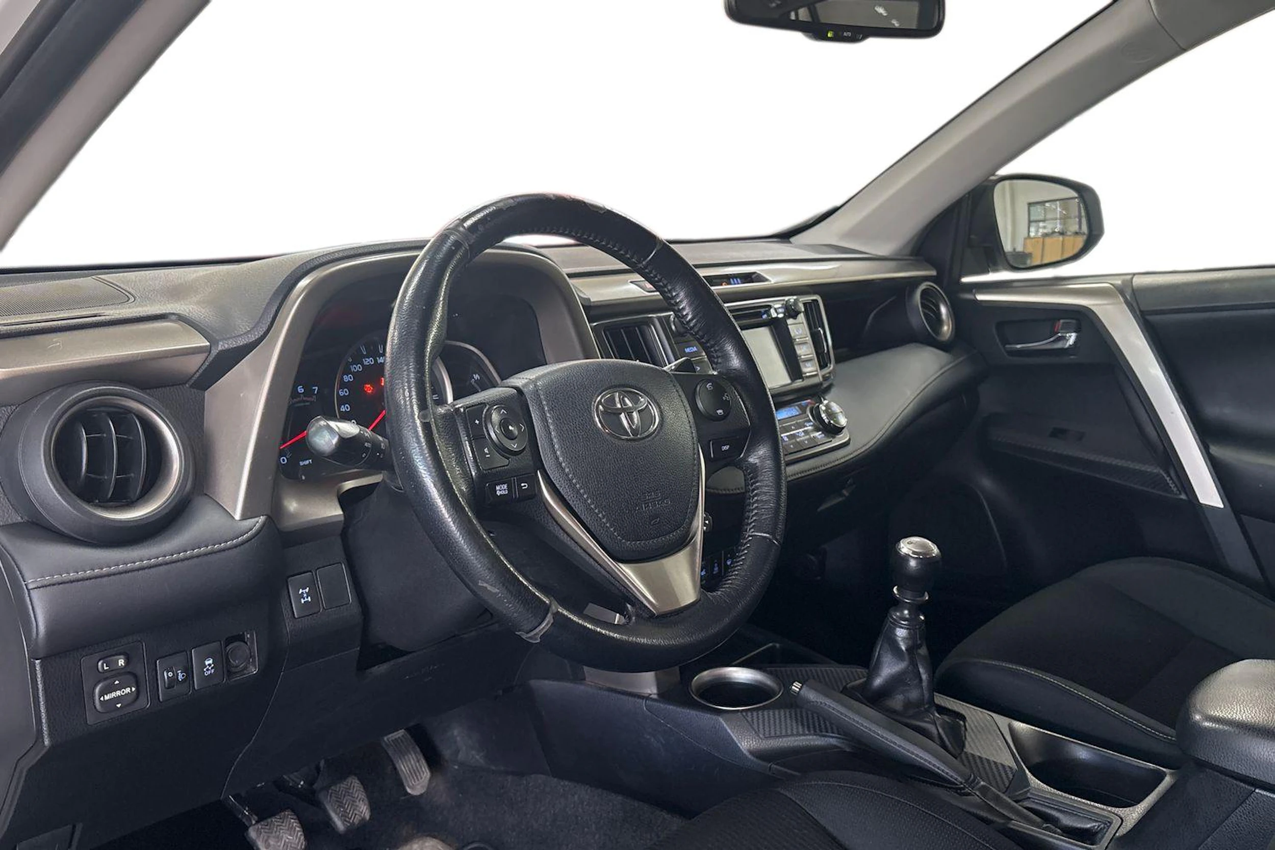 Valkoinen Toyota RAV4 2014 kuva 6.
