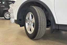 Valkoinen Toyota RAV4 2014 kuva 10.