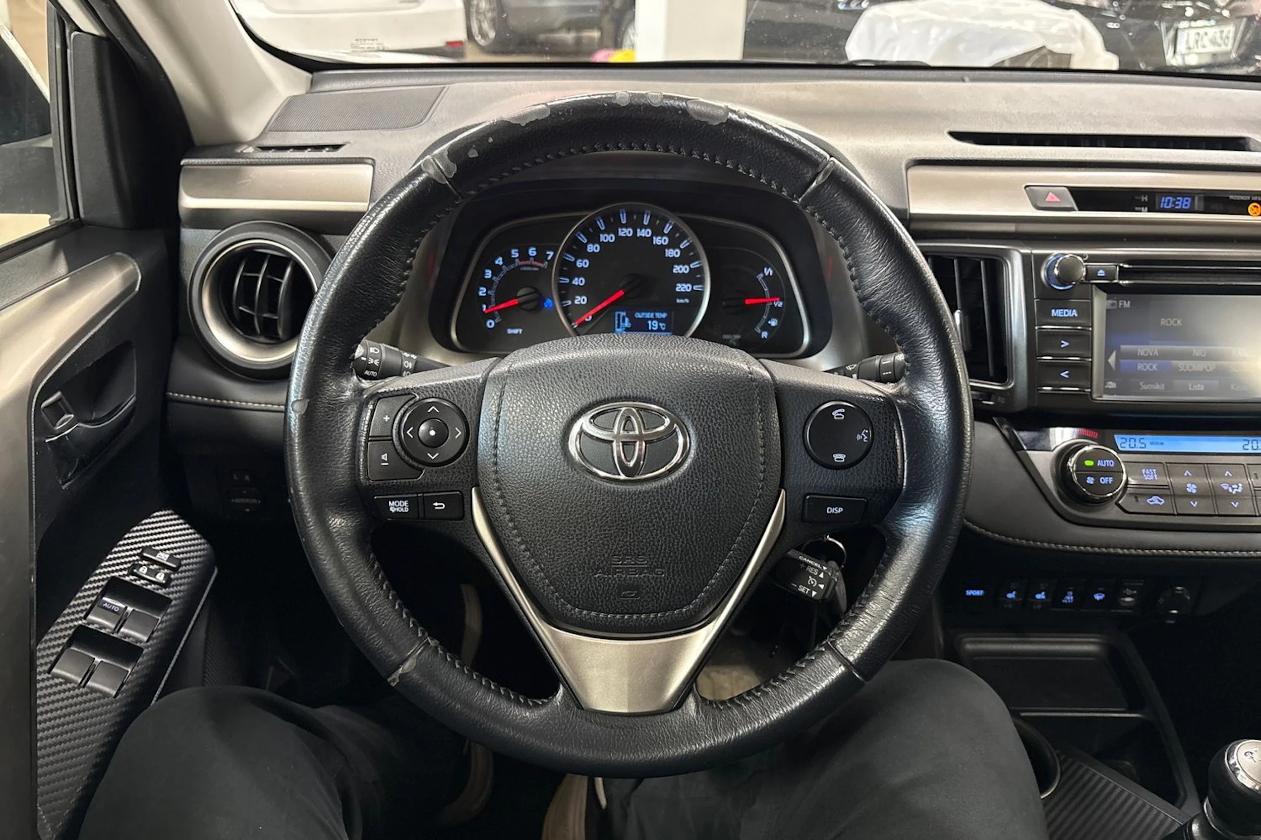 Valkoinen Toyota RAV4 2014 kuva 11.