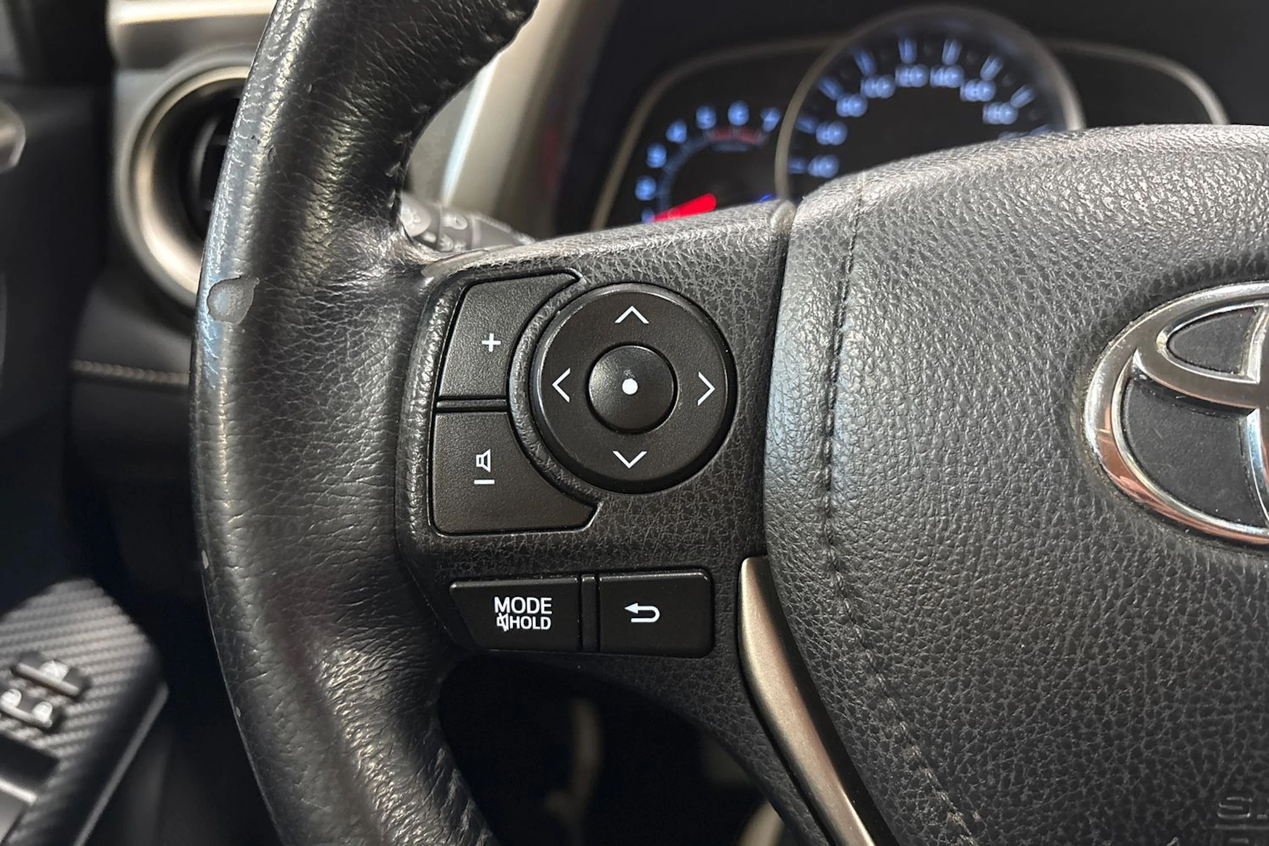 Valkoinen Toyota RAV4 2014 kuva 12.