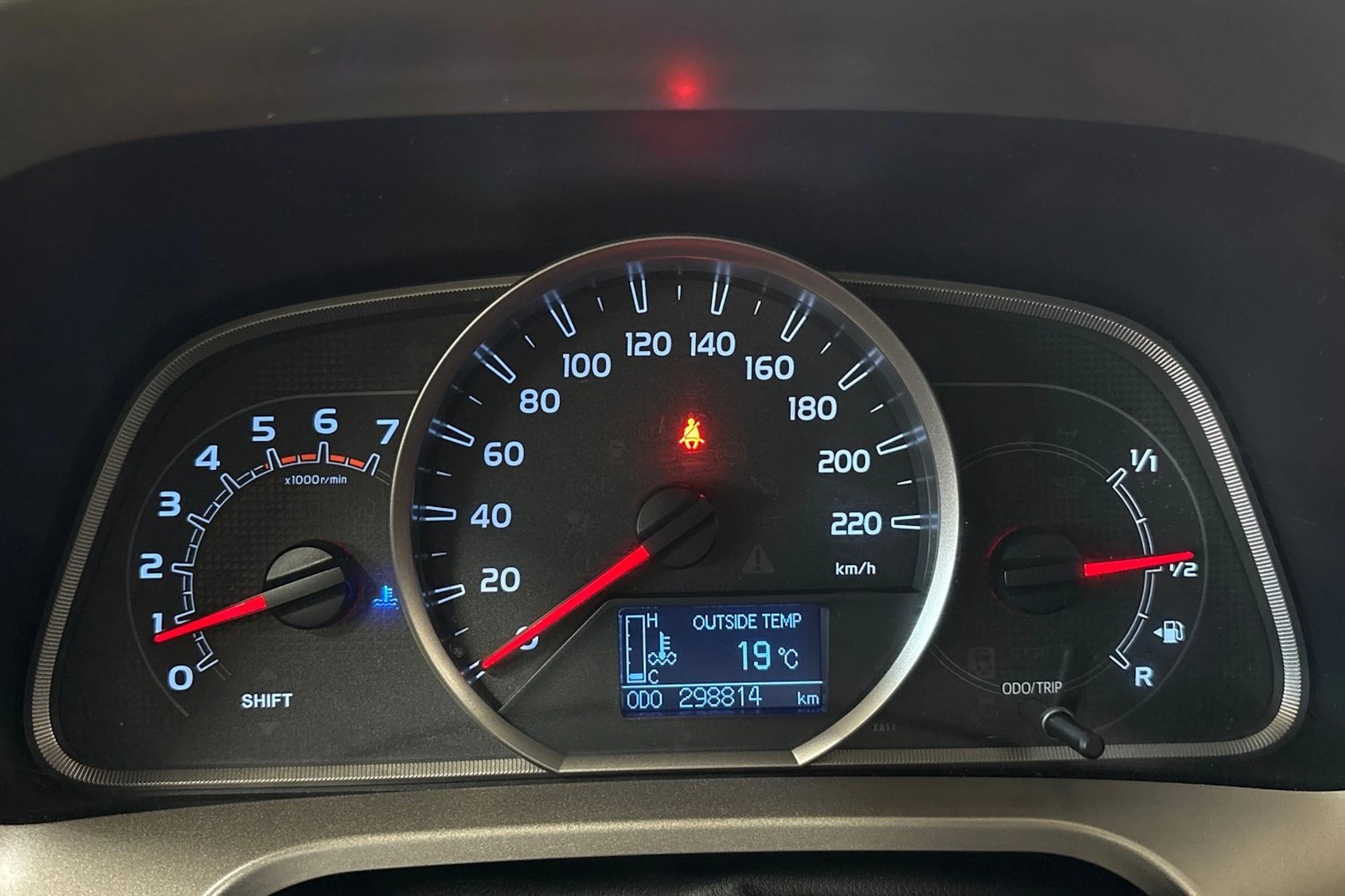 Valkoinen Toyota RAV4 2014 kuva 14.