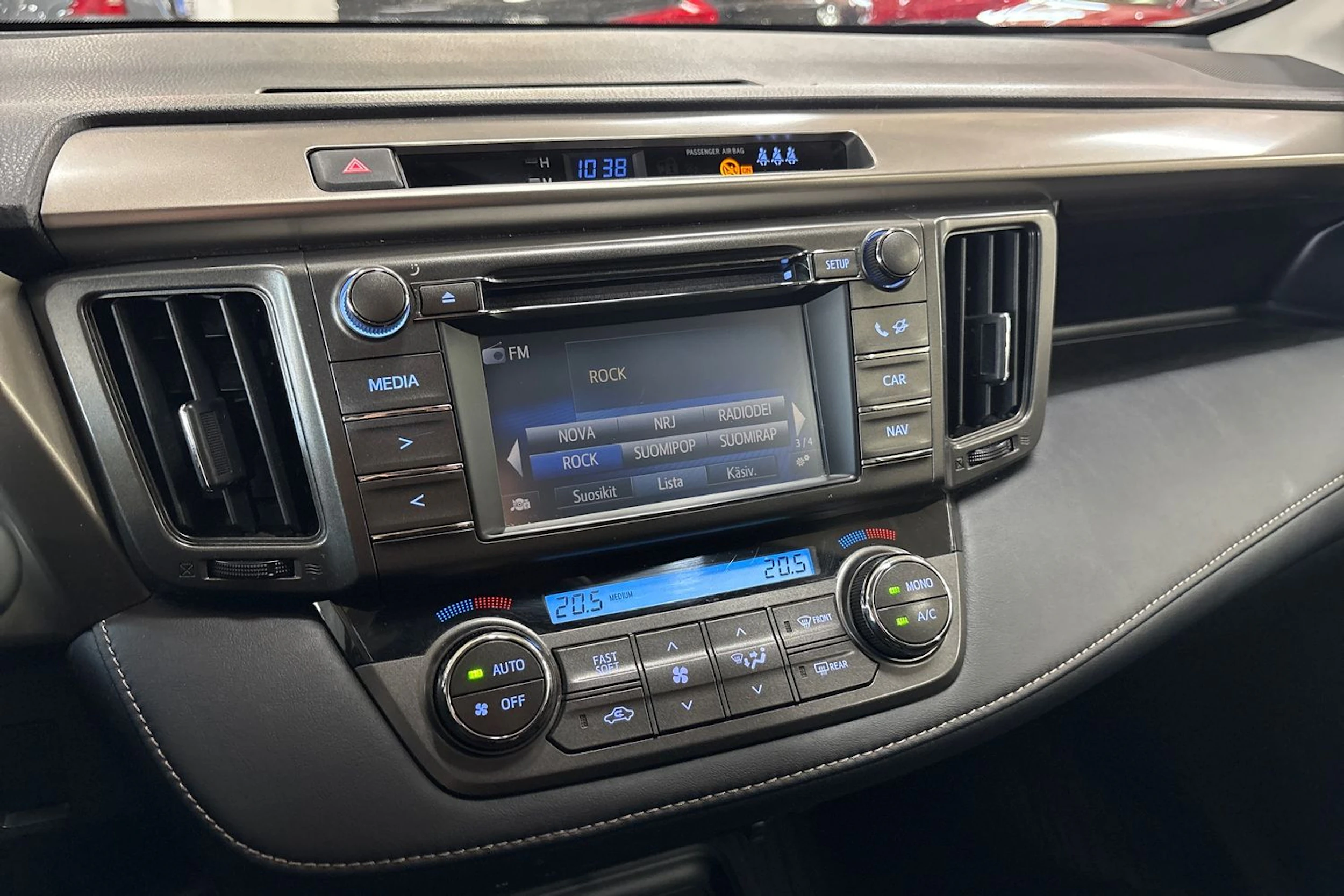 Valkoinen Toyota RAV4 2014 kuva 15.