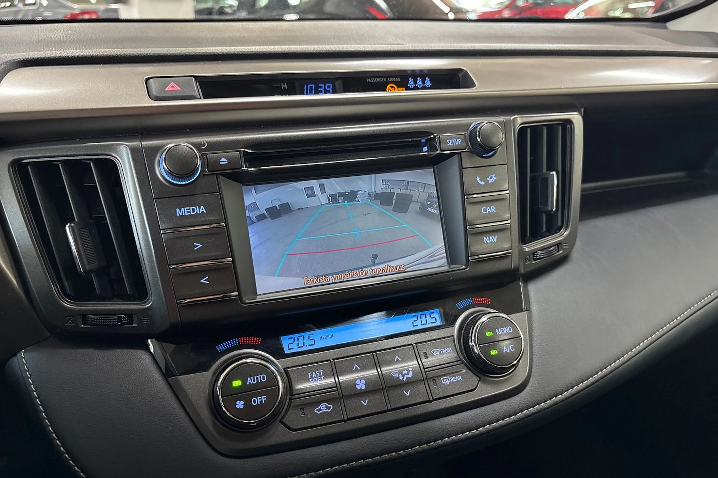 Valkoinen Toyota RAV4 2014 kuva 17.