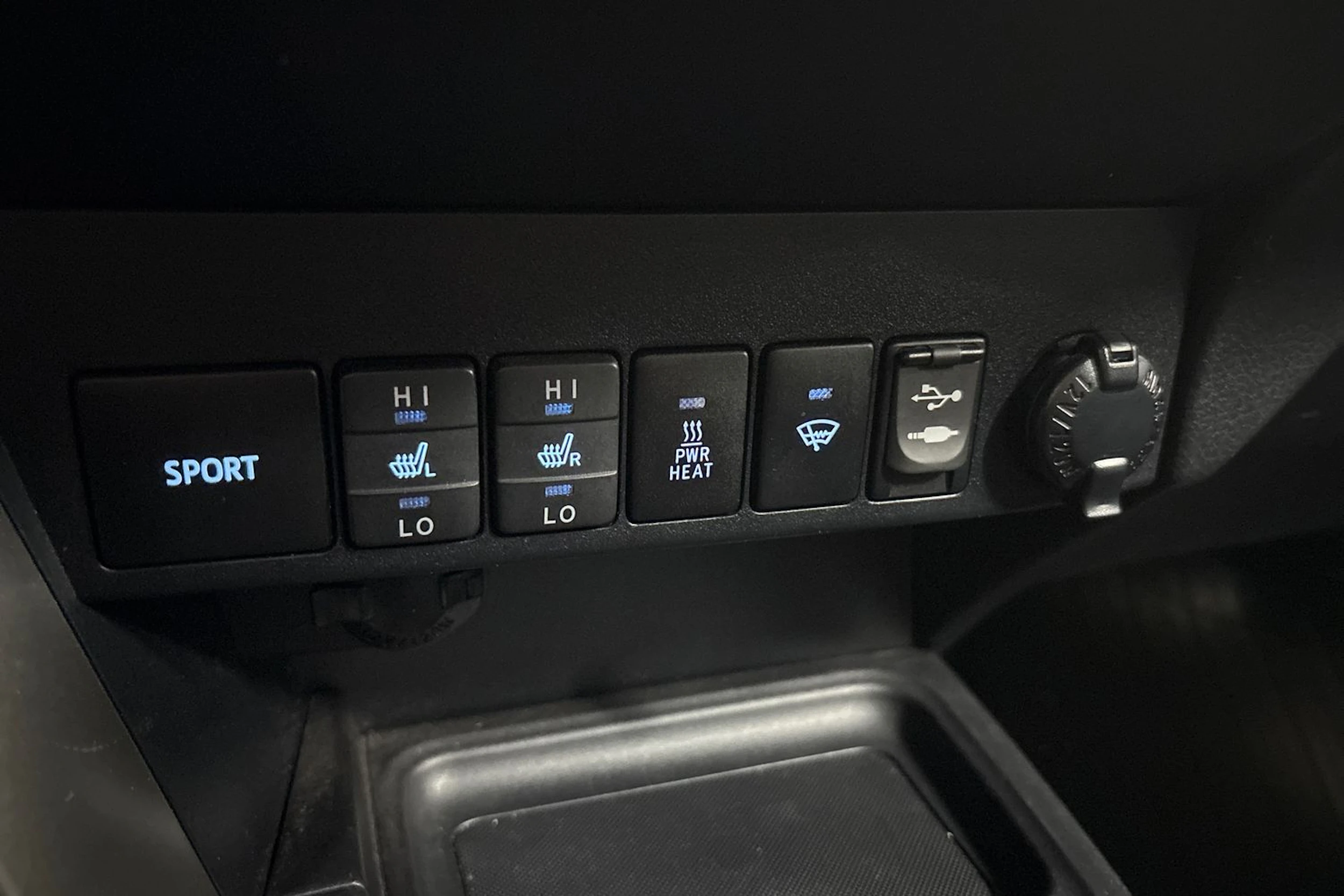 Valkoinen Toyota RAV4 2014 kuva 19.