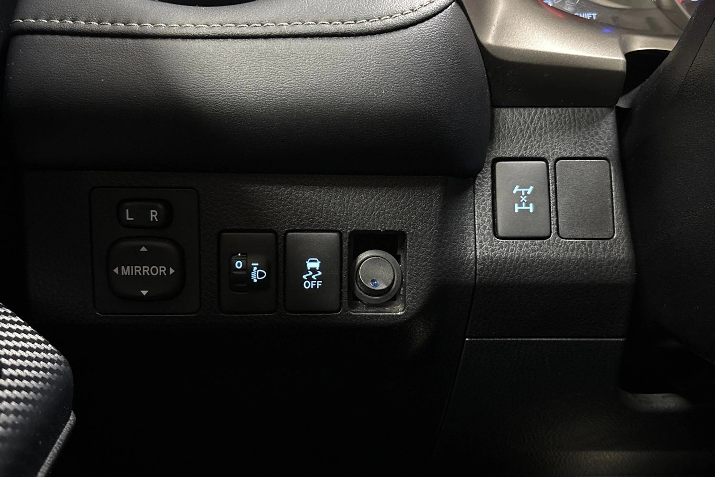 Valkoinen Toyota RAV4 2014 kuva 20.