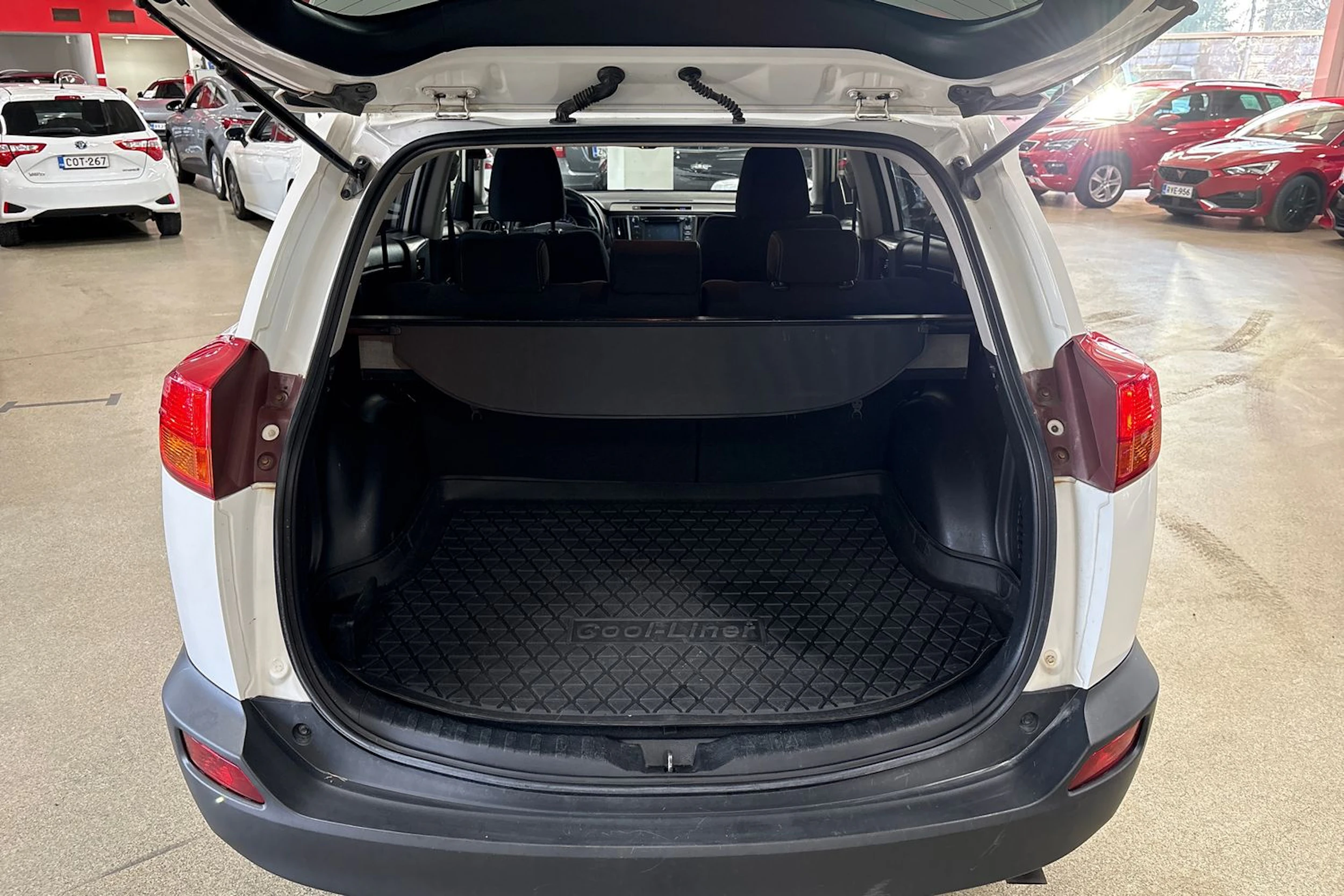 Valkoinen Toyota RAV4 2014 kuva 23.