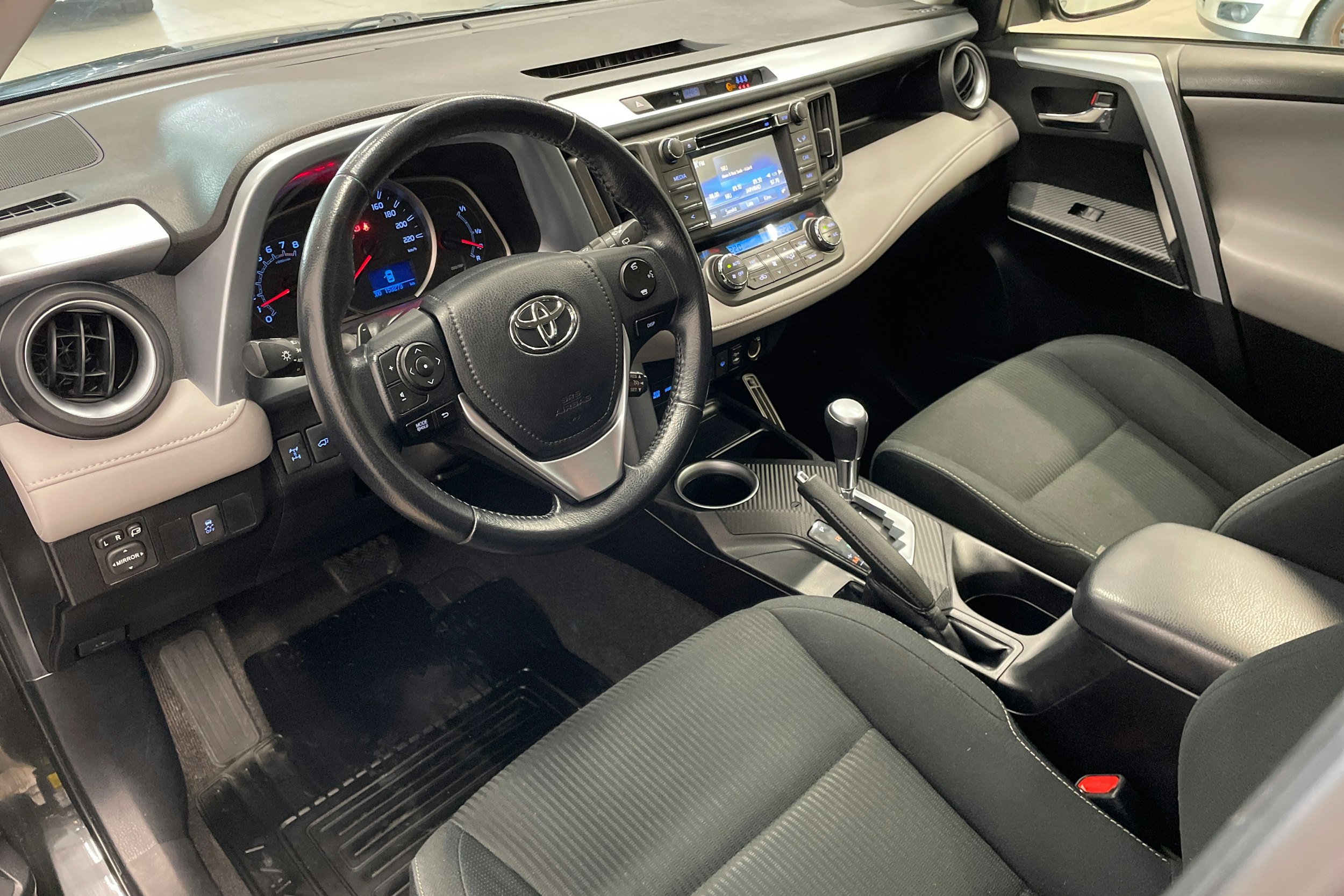 musta Toyota RAV4 2015 kuva 6.