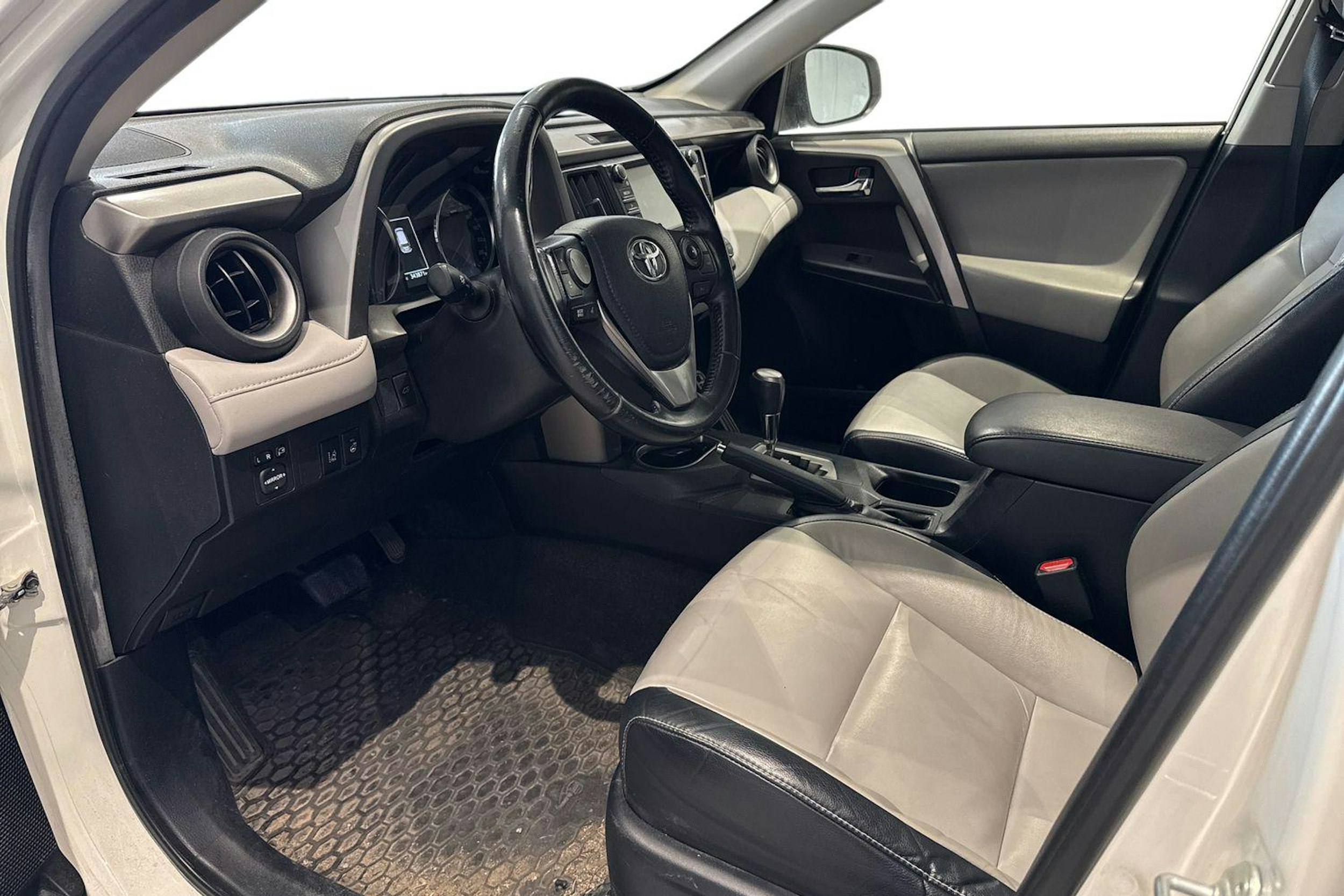 valkoinen Toyota RAV4 2016 kuva 3.