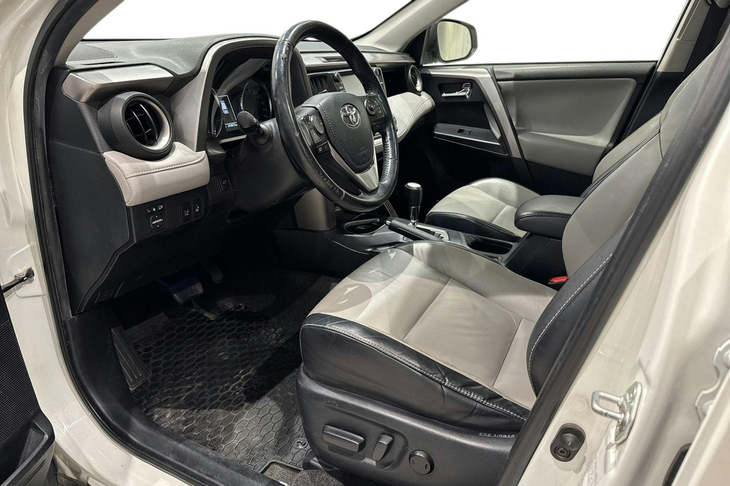 valkoinen Toyota RAV4 2016 kuva 7.