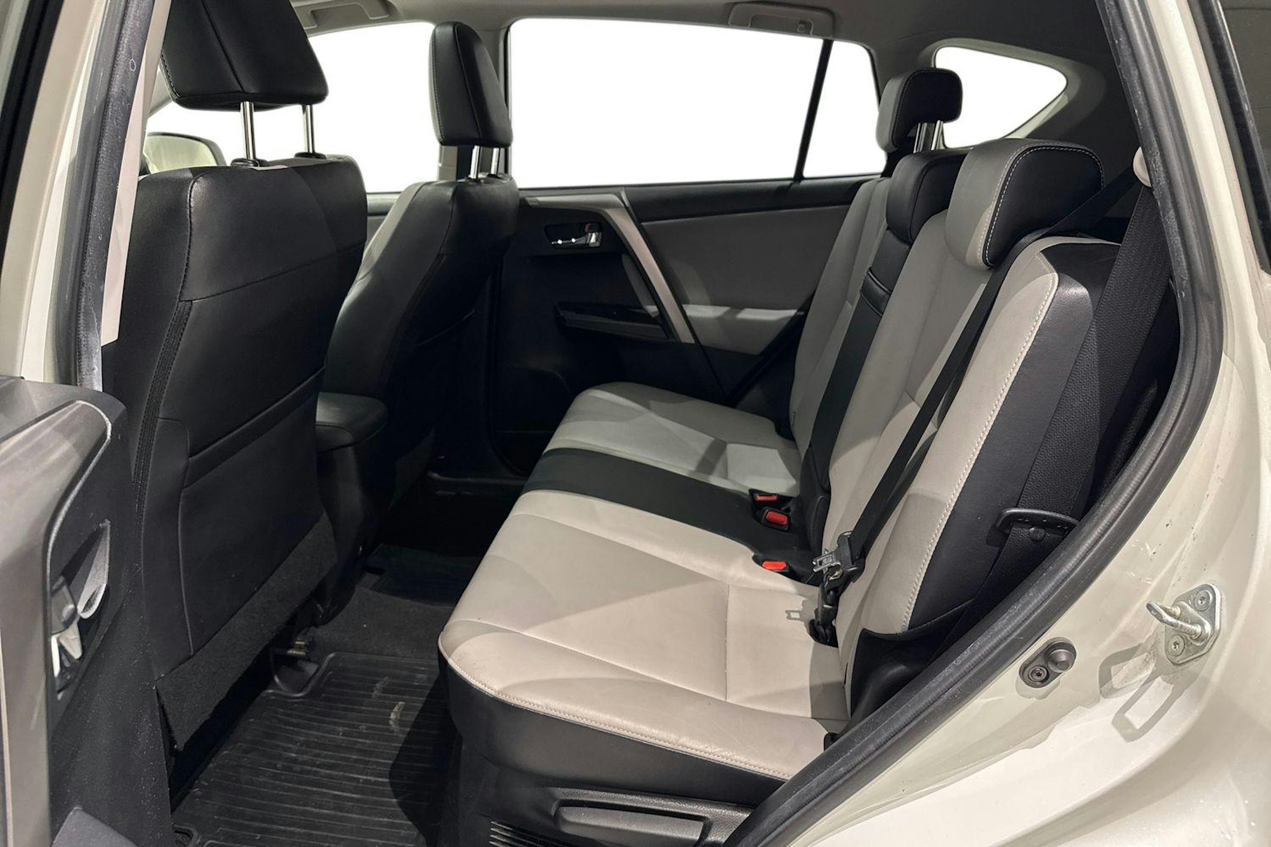 valkoinen Toyota RAV4 2016 kuva 10.