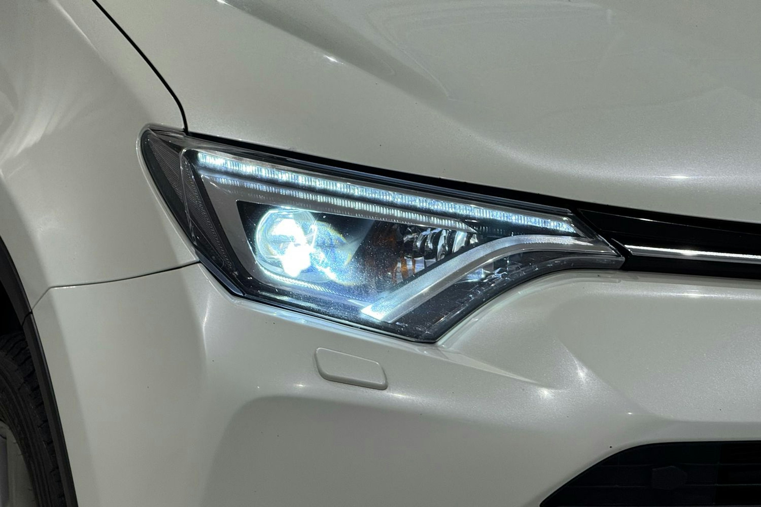 valkoinen Toyota RAV4 2016 kuva 14.