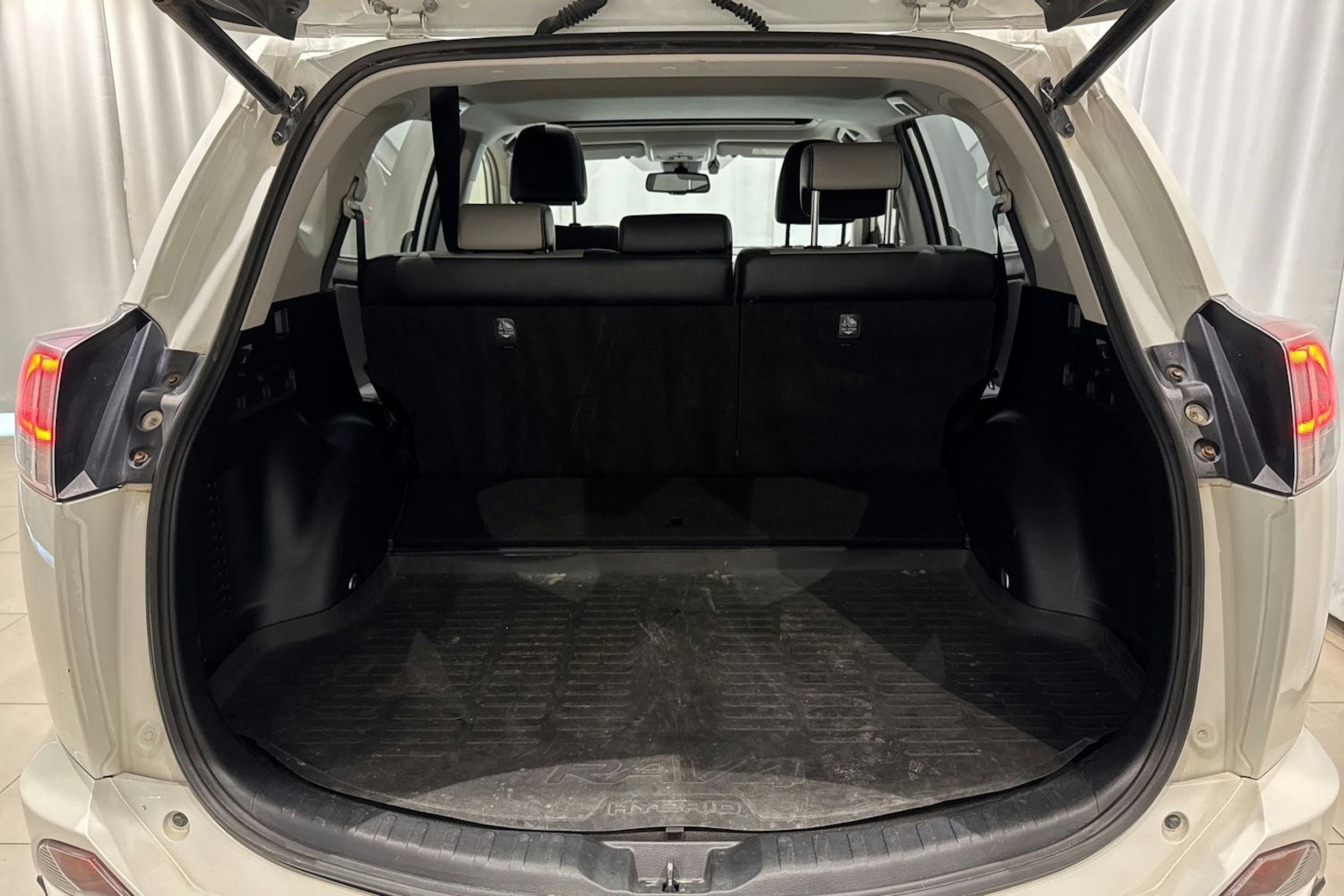 valkoinen Toyota RAV4 2016 kuva 15.