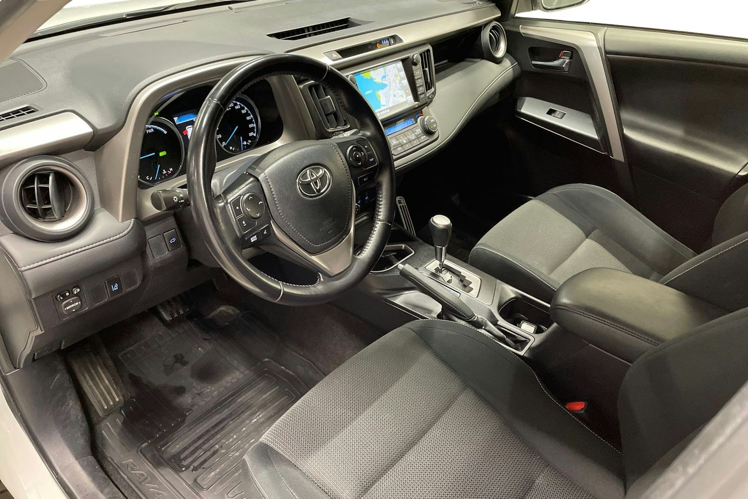 Valkoinen Toyota RAV4 2016 kuva 7.