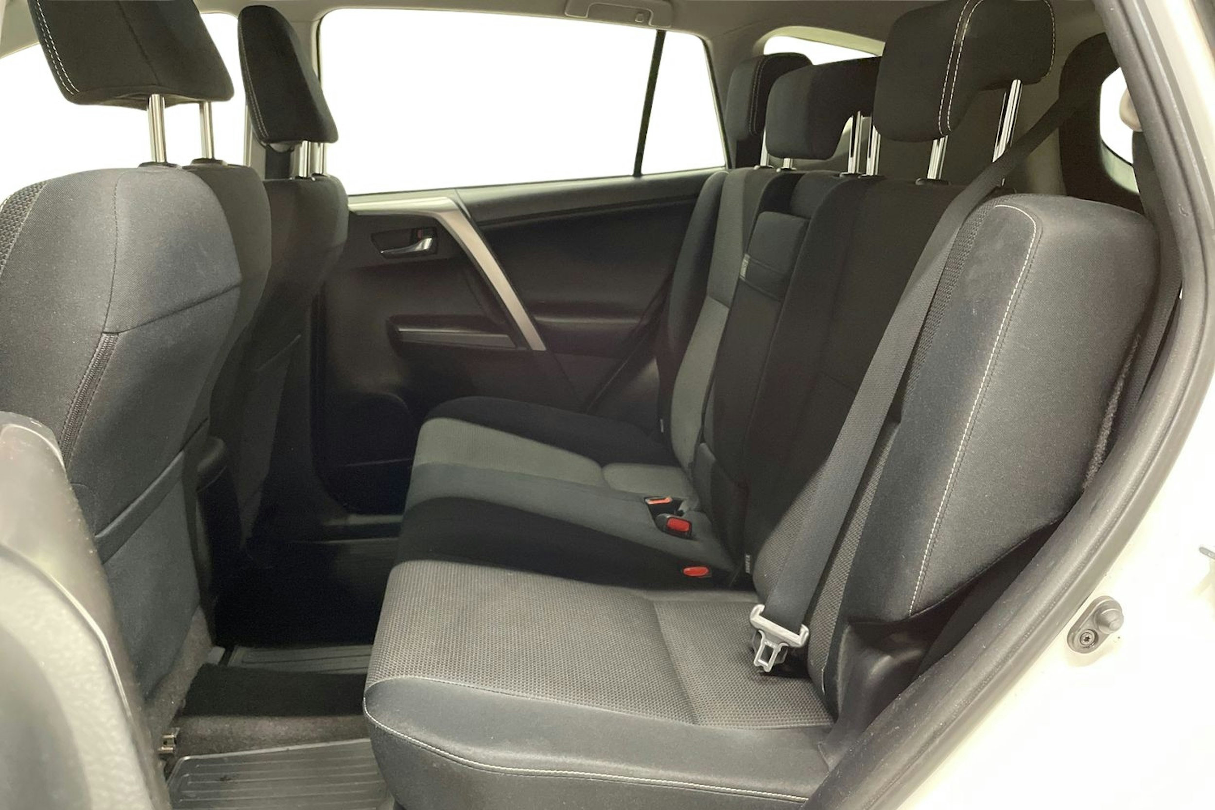 Valkoinen Toyota RAV4 2016 kuva 10.