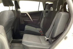 Valkoinen Toyota RAV4 2016 kuva 10.