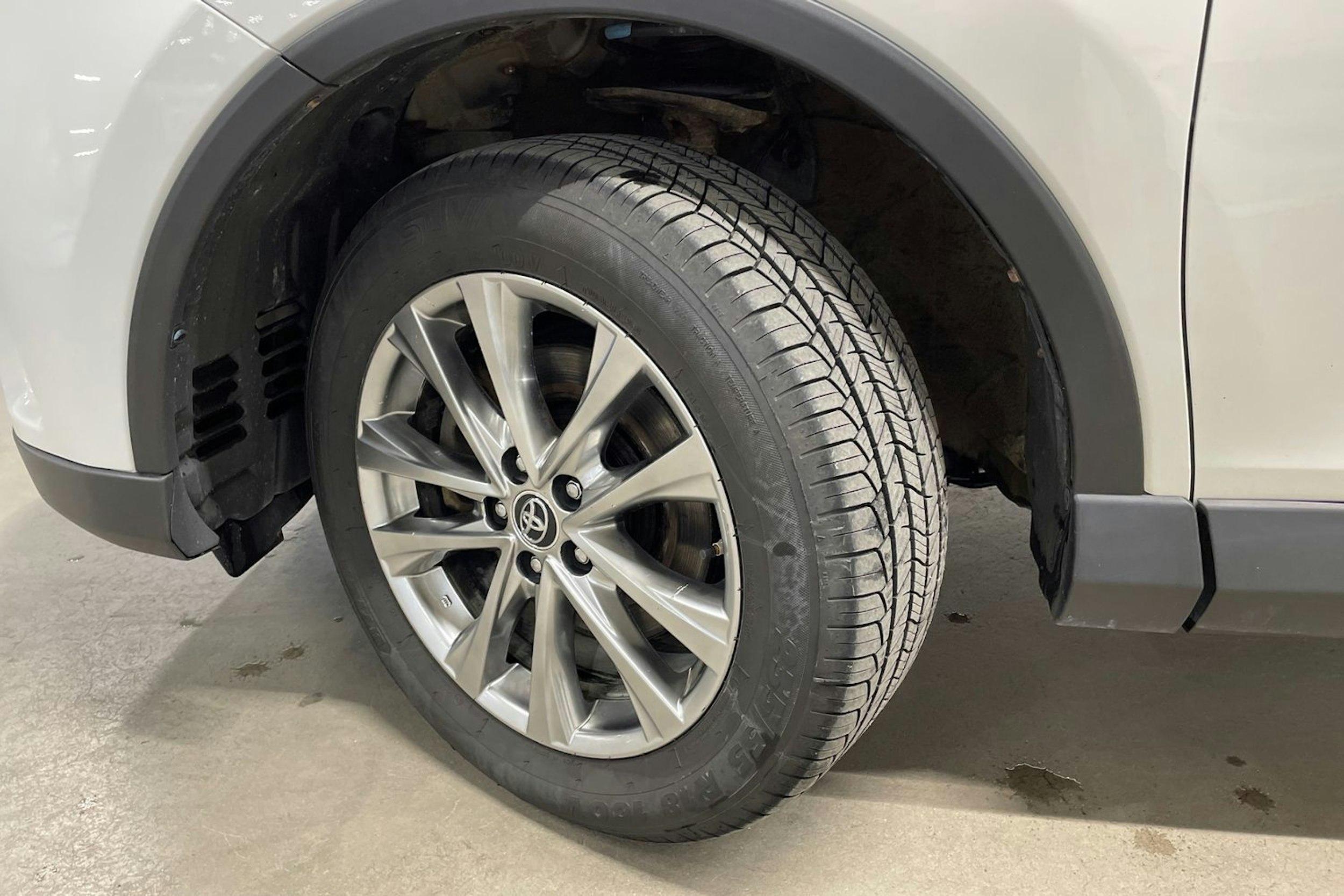 Valkoinen Toyota RAV4 2016 kuva 13.