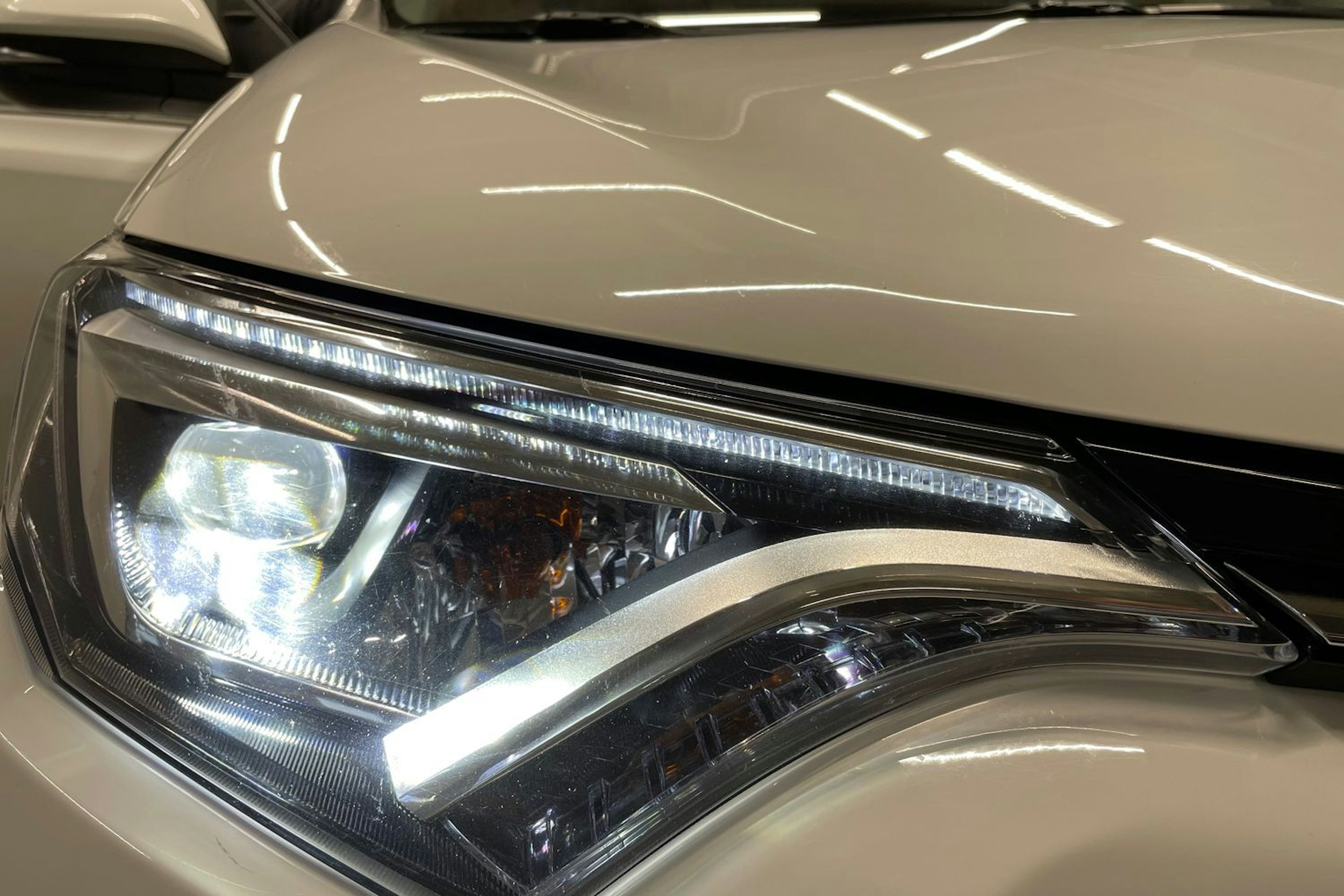 Valkoinen Toyota RAV4 2016 kuva 14.