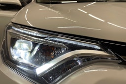 Valkoinen Toyota RAV4 2016 kuva 14.
