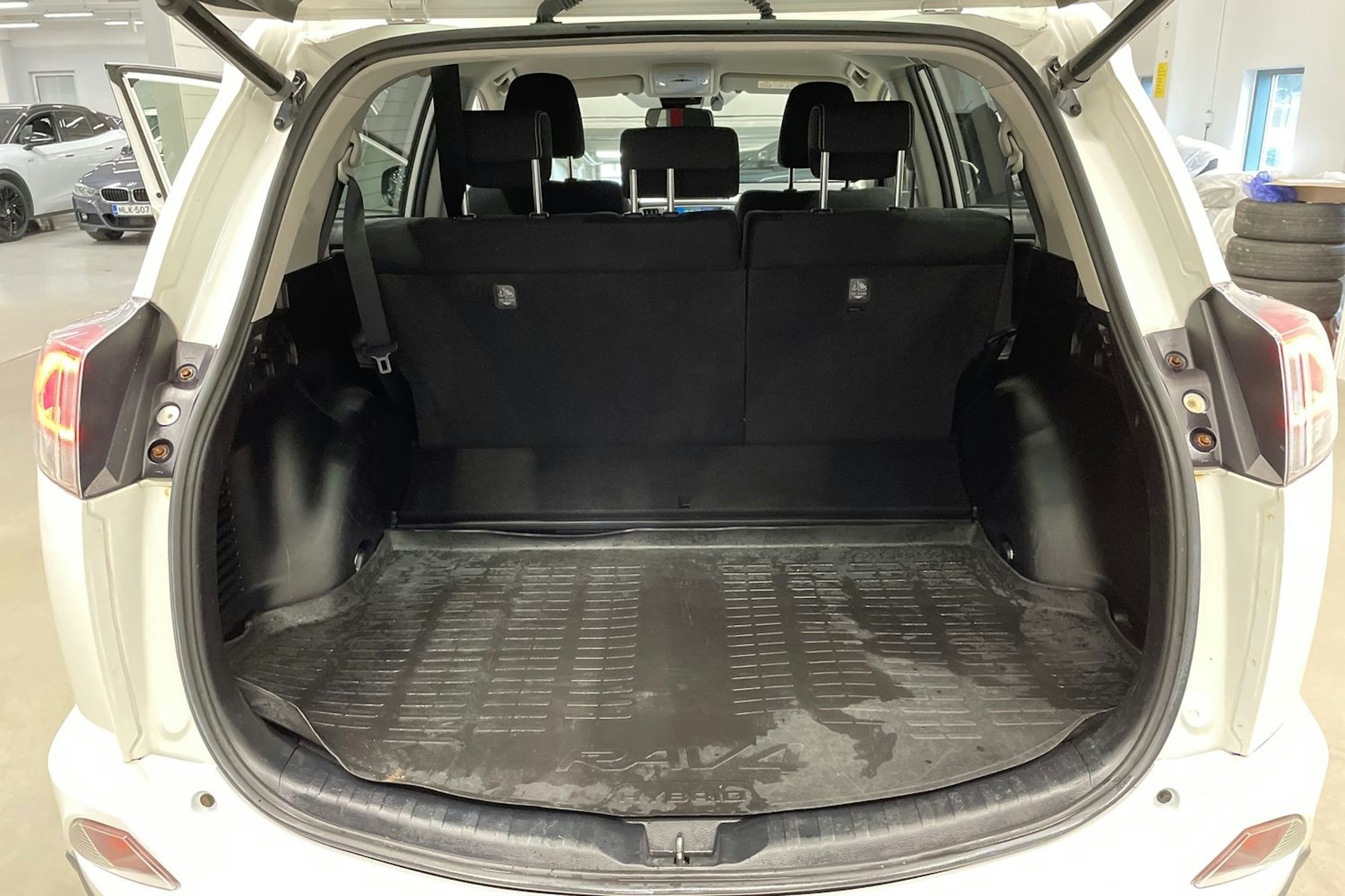 Valkoinen Toyota RAV4 2016 kuva 15.