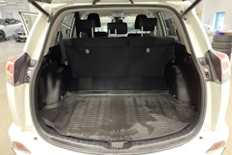 Valkoinen Toyota RAV4 2016 kuva 15.