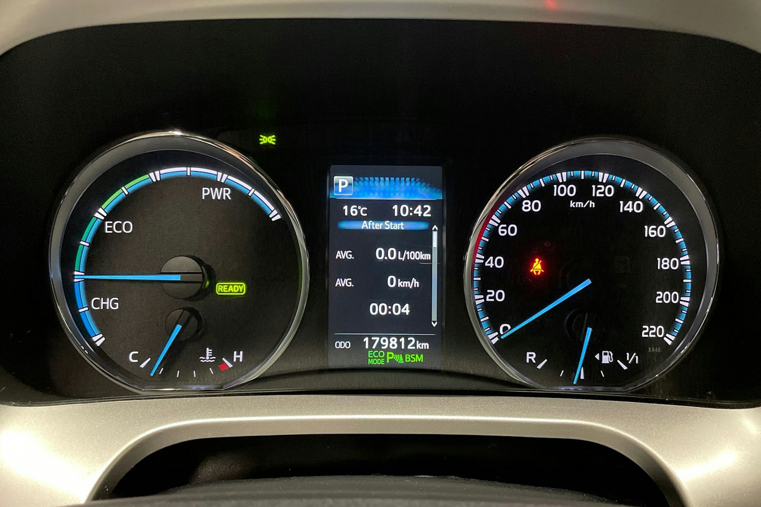 Valkoinen Toyota RAV4 2016 kuva 16.