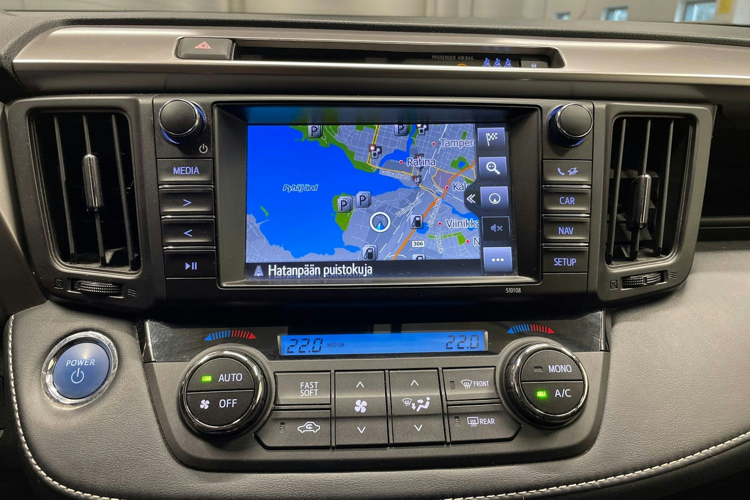 Valkoinen Toyota RAV4 2016 kuva 17.