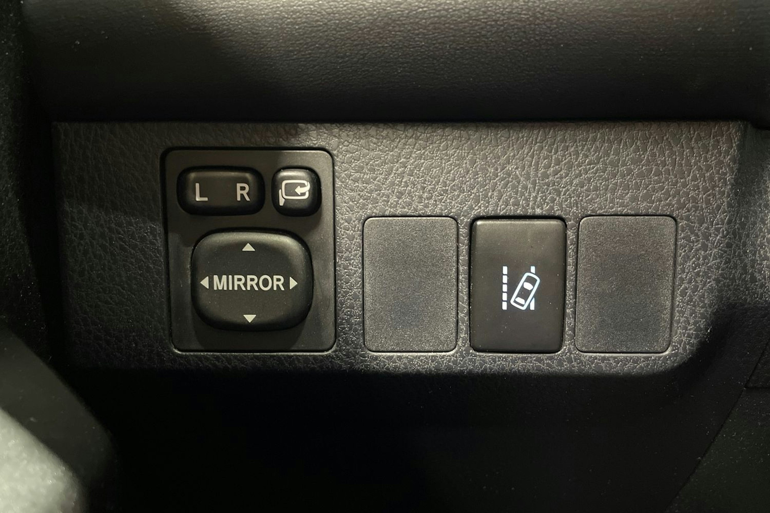 Valkoinen Toyota RAV4 2016 kuva 22.