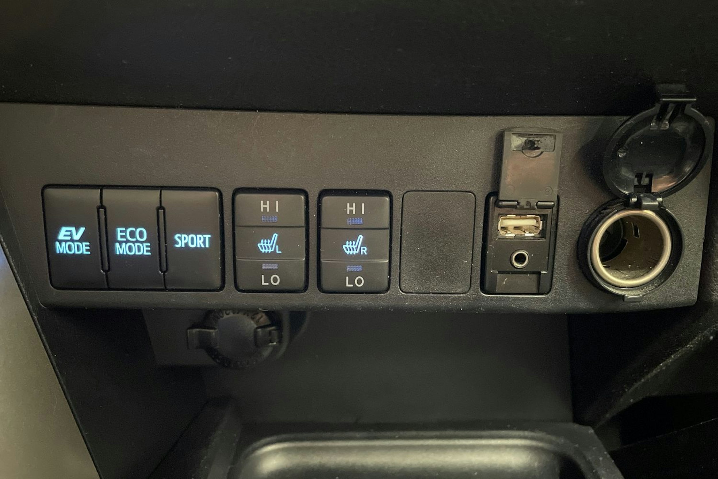 Valkoinen Toyota RAV4 2016 kuva 26.