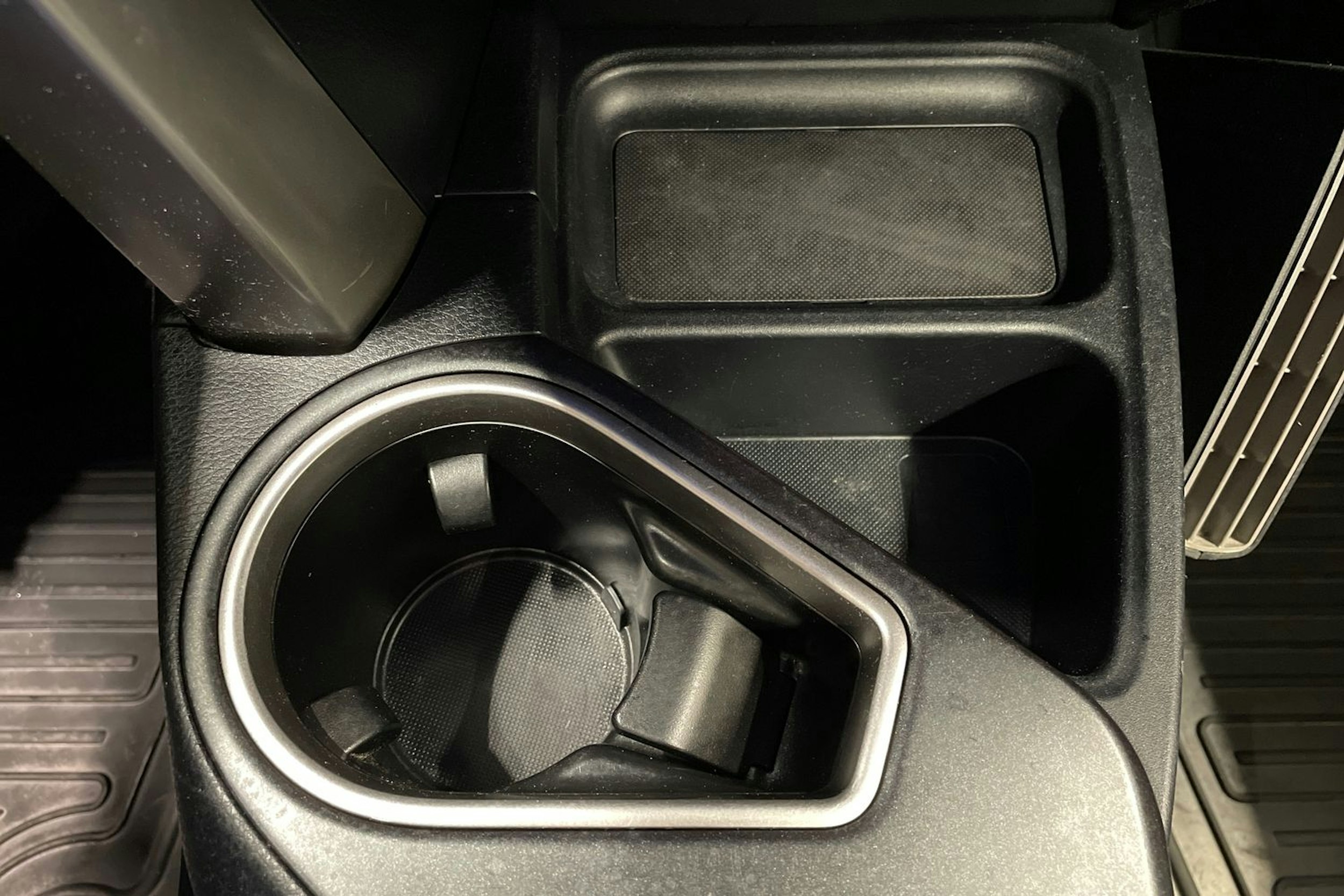 Valkoinen Toyota RAV4 2016 kuva 27.