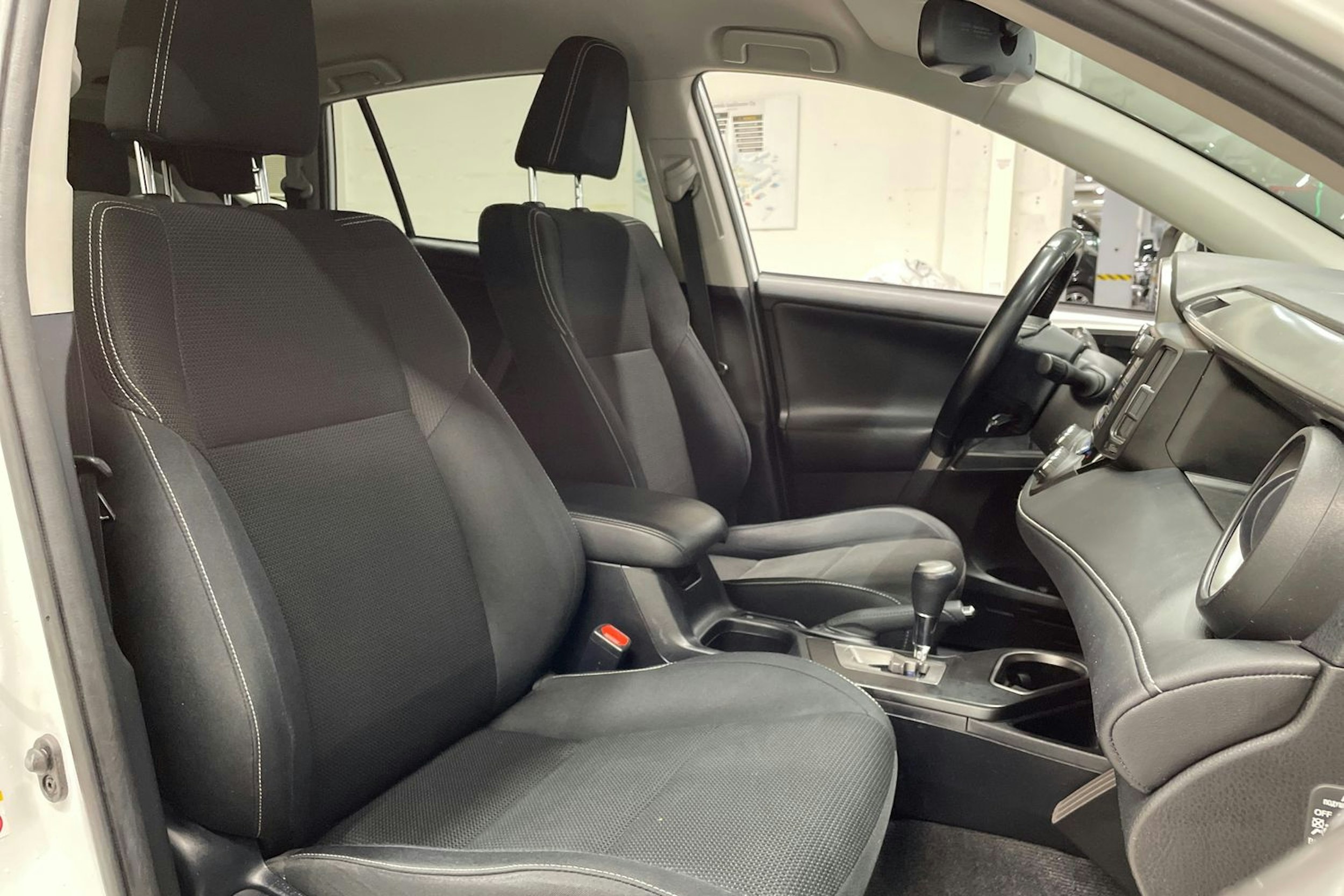 Valkoinen Toyota RAV4 2016 kuva 29.