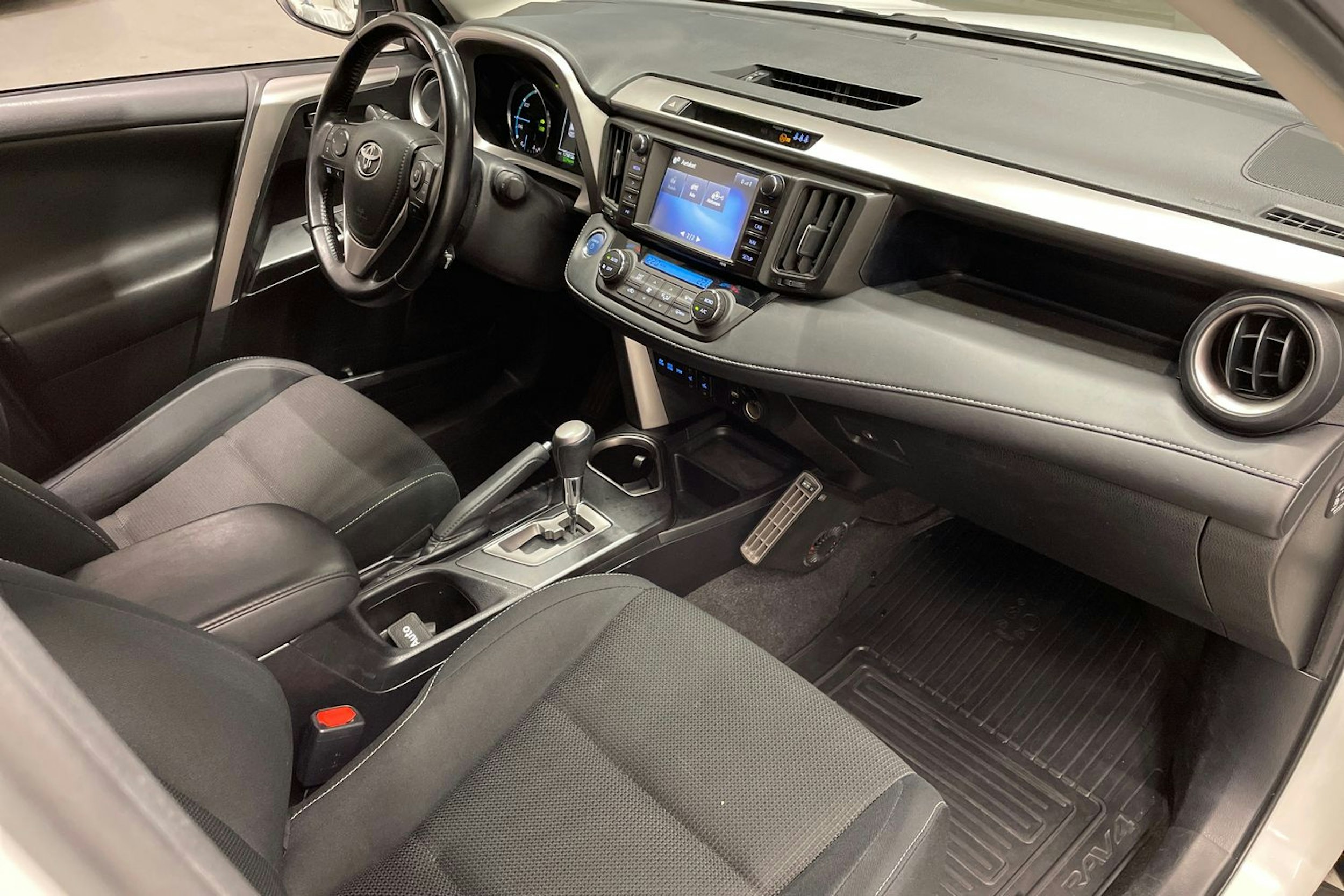 Valkoinen Toyota RAV4 2016 kuva 30.