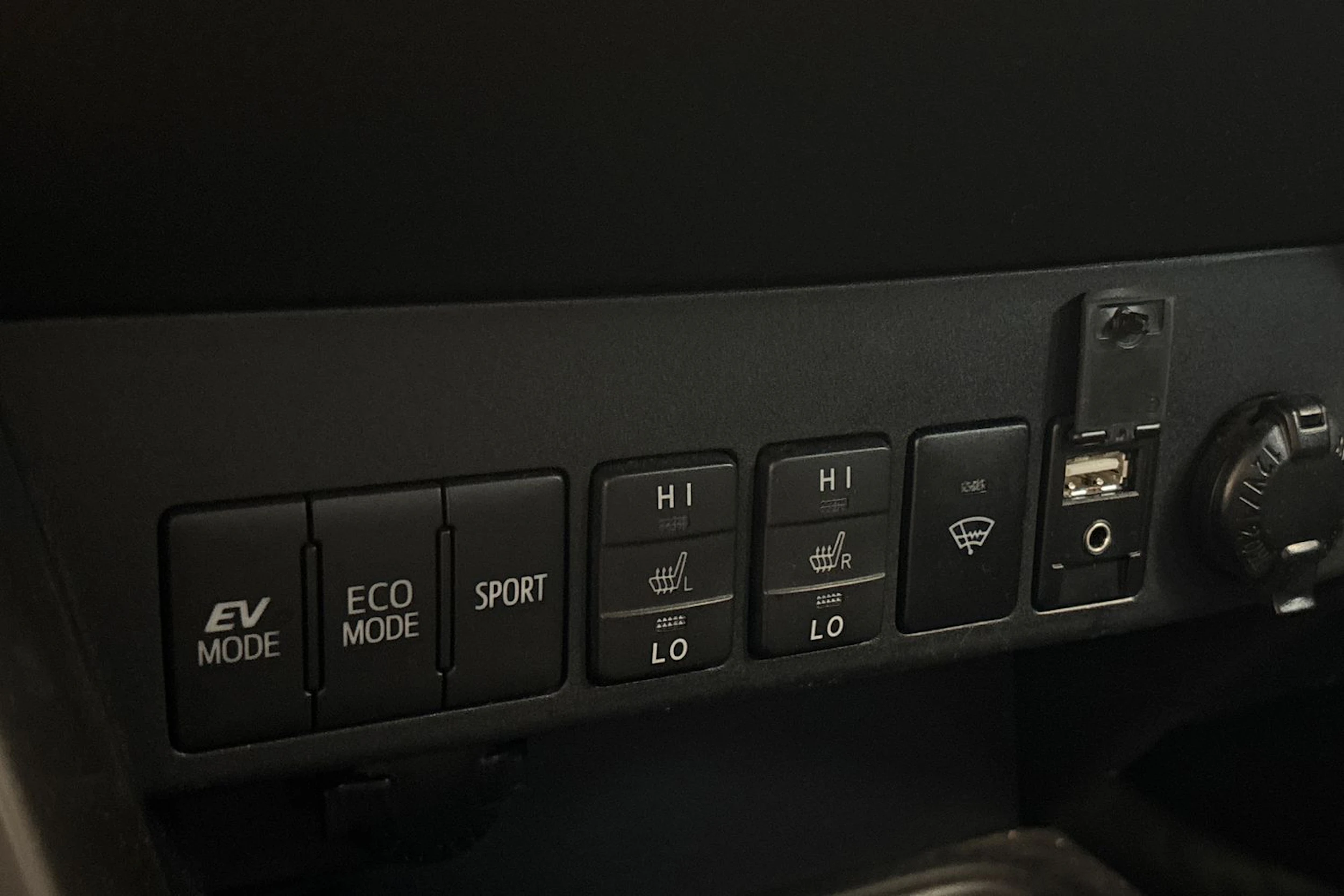 musta Toyota RAV4 2016 kuva 8.