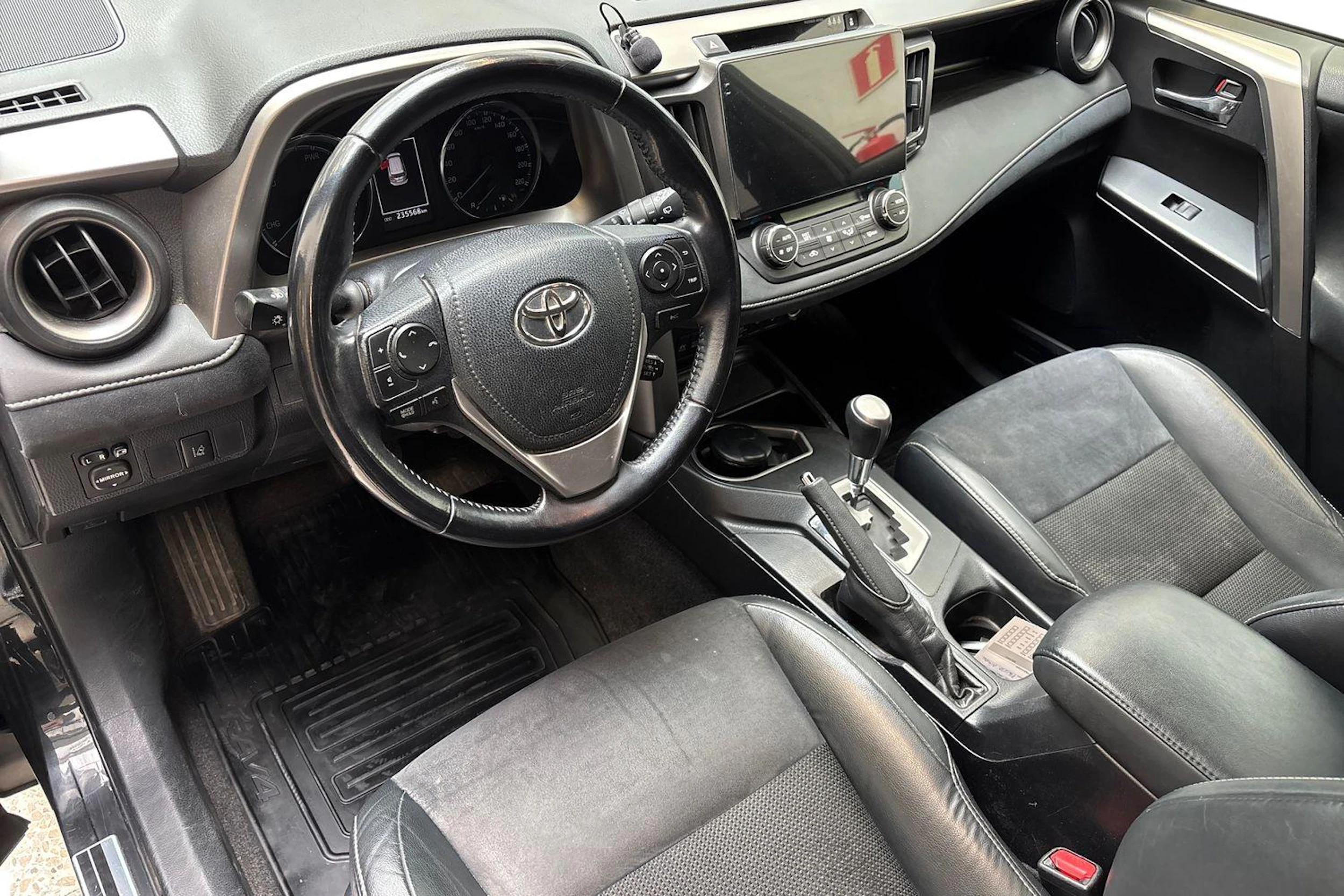 Musta Toyota RAV4 2016 kuva 8.
