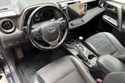 Musta Toyota RAV4 2016 kuva 8.