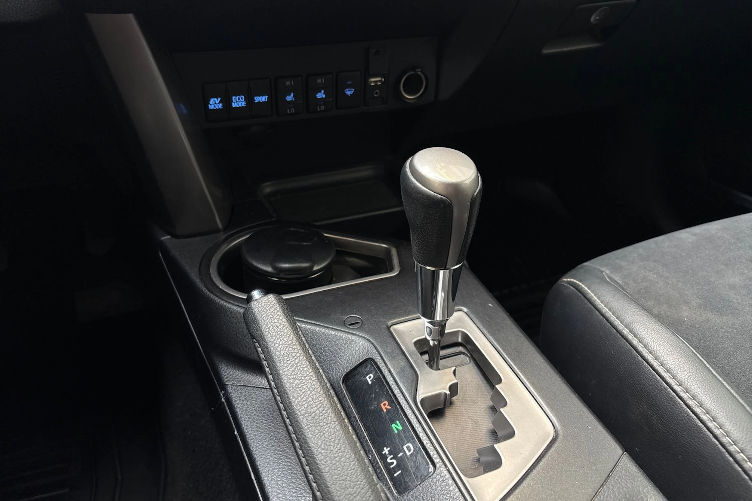Musta Toyota RAV4 2016 kuva 23.