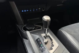 Musta Toyota RAV4 2016 kuva 23.