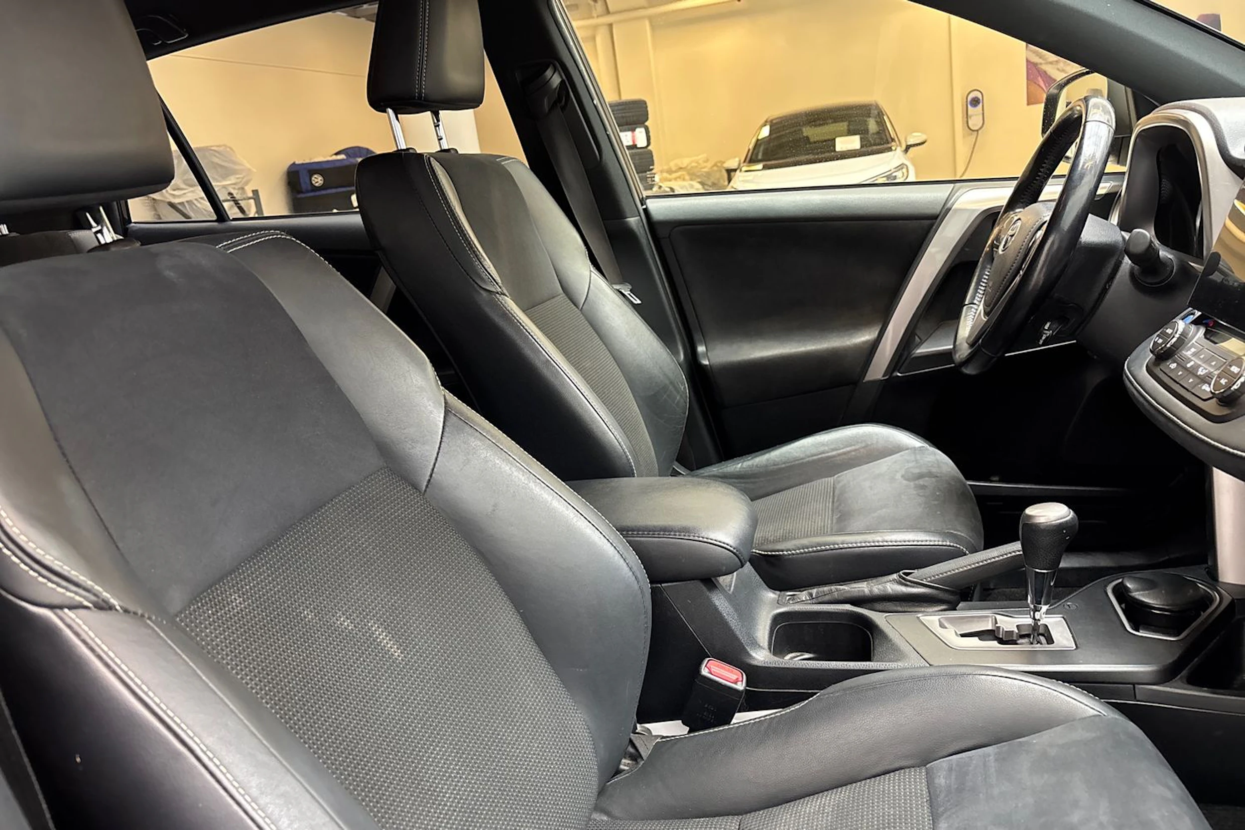 Musta Toyota RAV4 2016 kuva 24.
