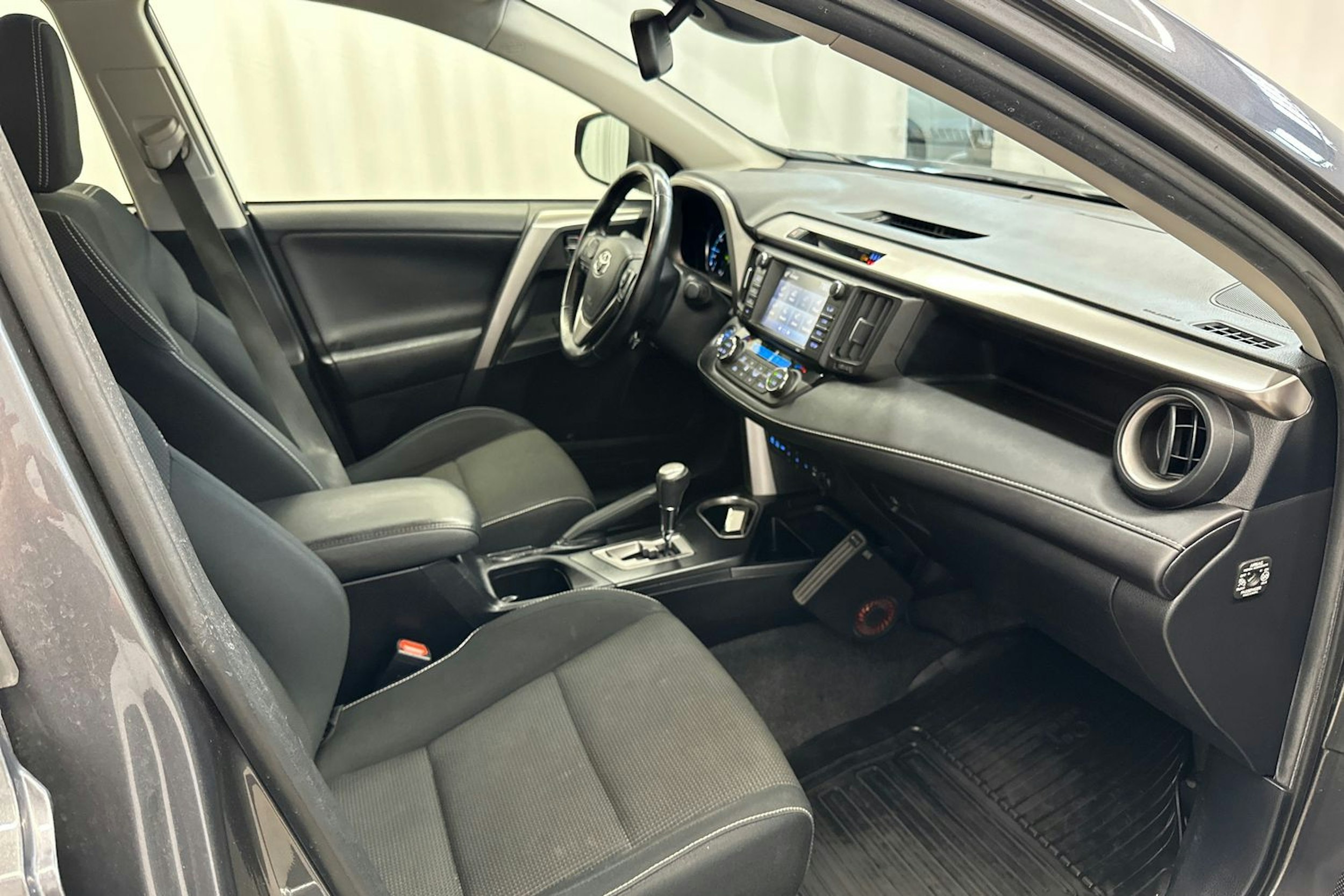 harmaa Toyota RAV4 2016 kuva 13.