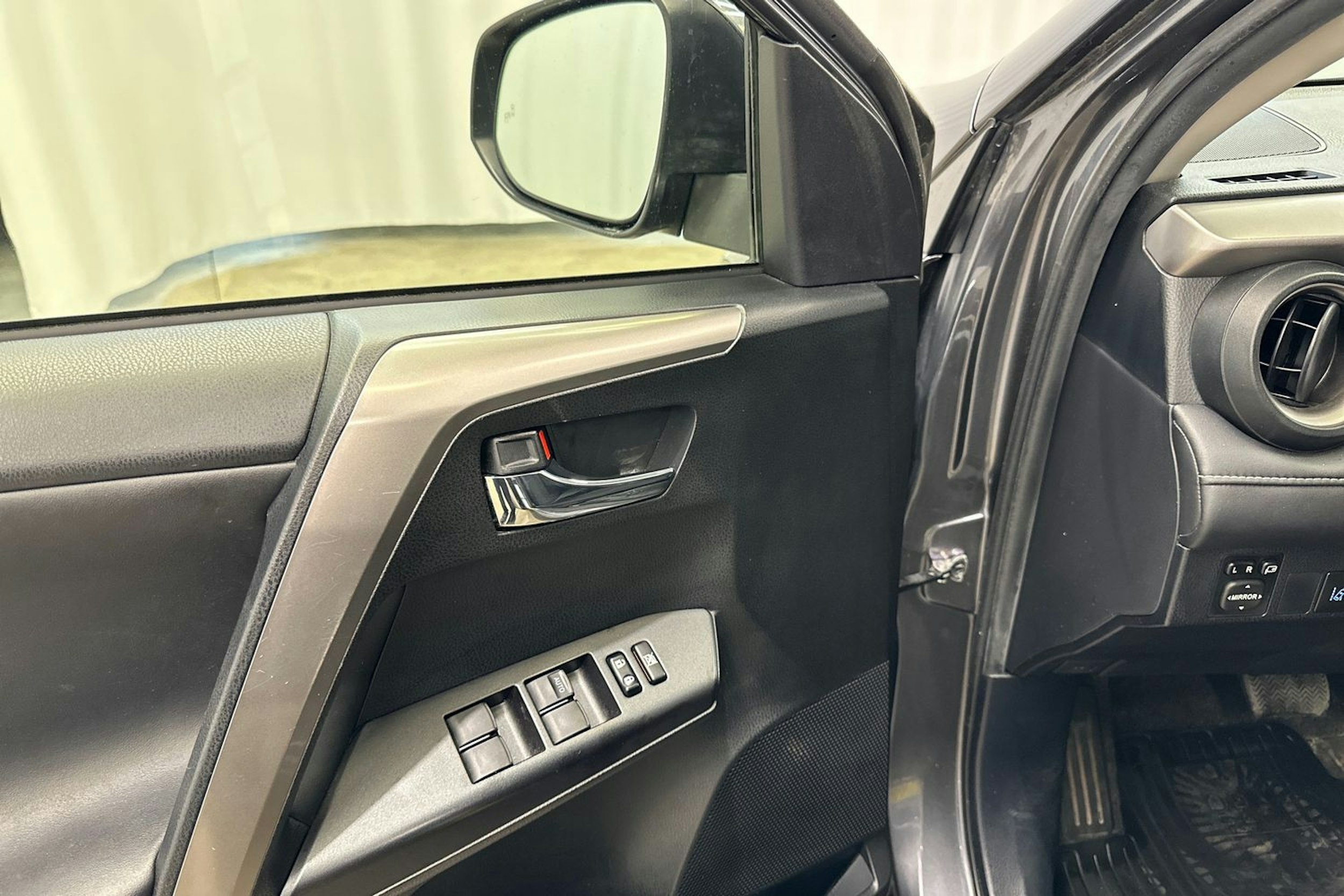 harmaa Toyota RAV4 2016 kuva 14.