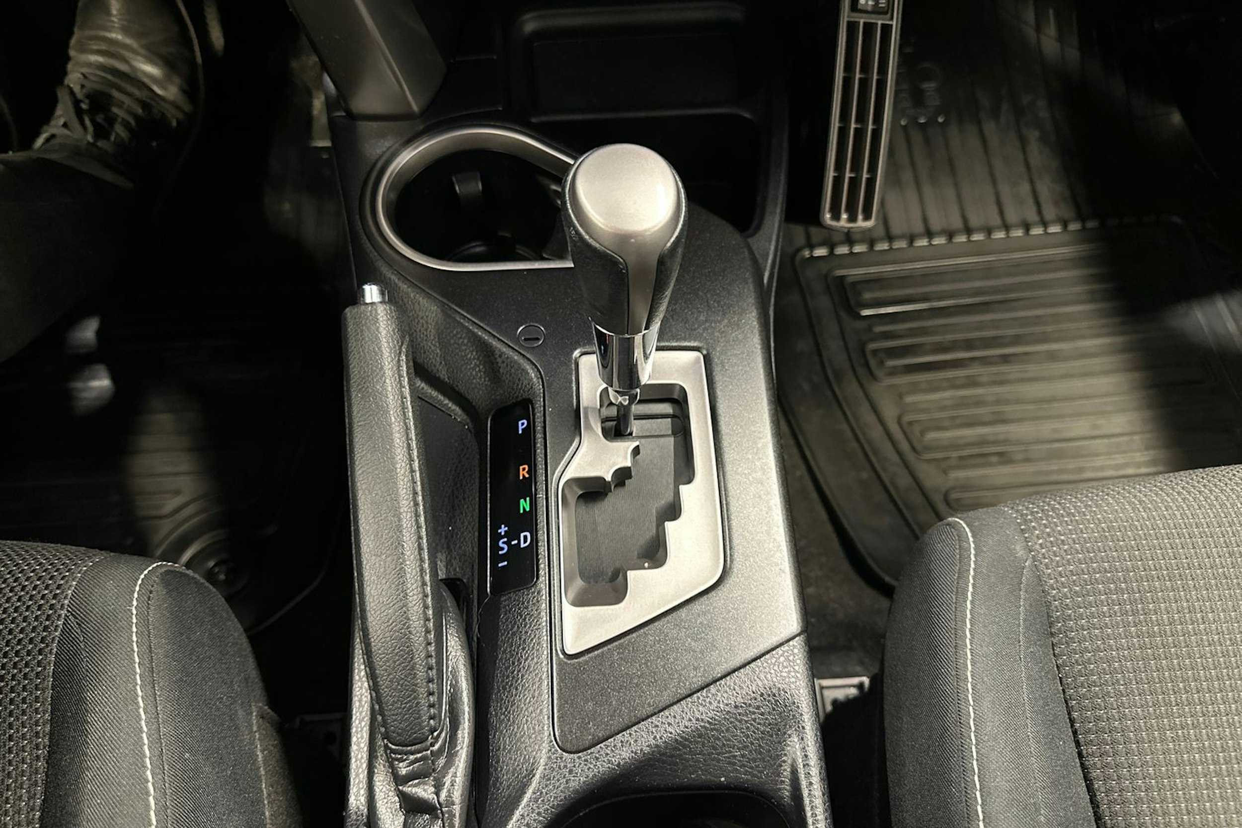 harmaa Toyota RAV4 2016 kuva 17.