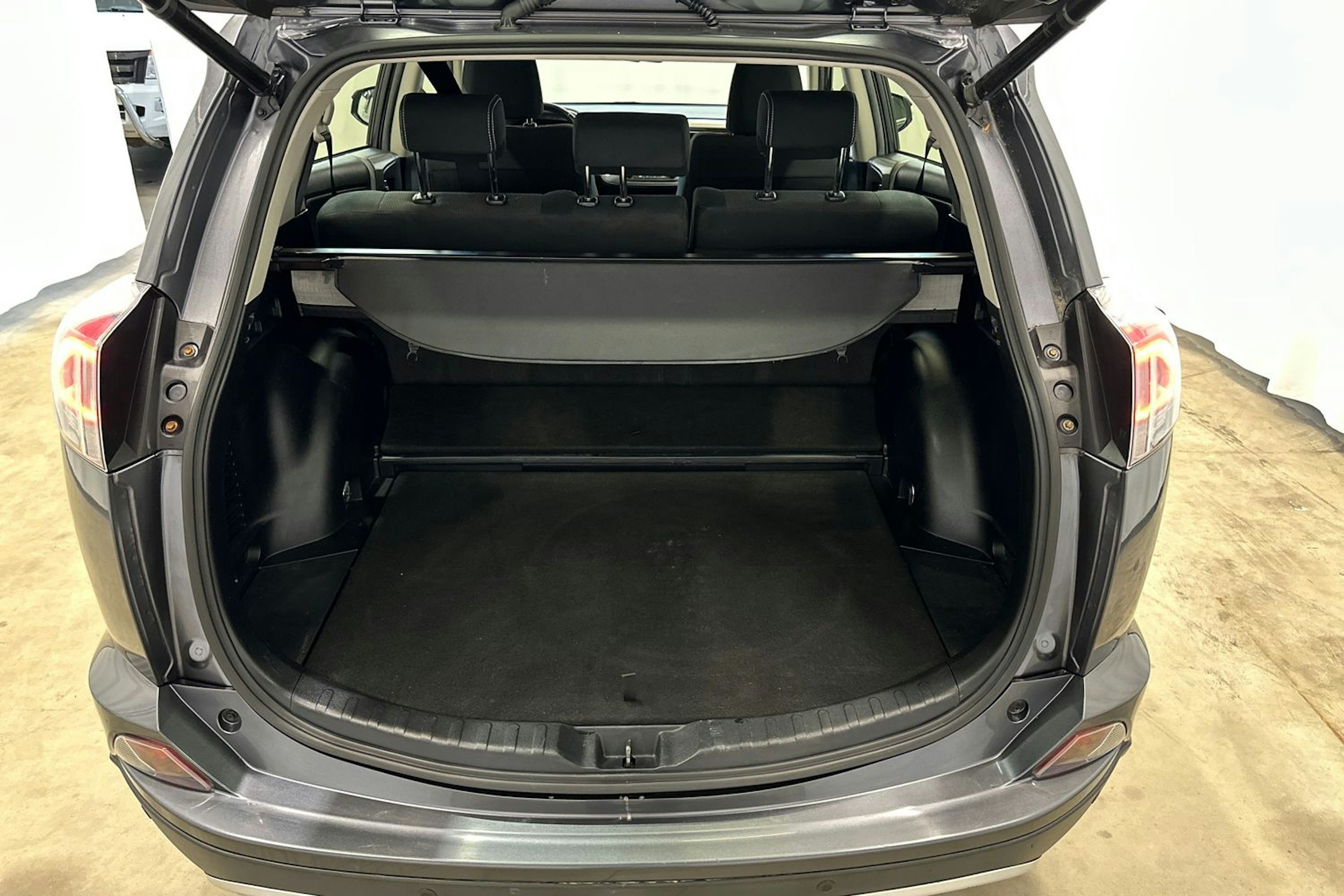 harmaa Toyota RAV4 2016 kuva 24.