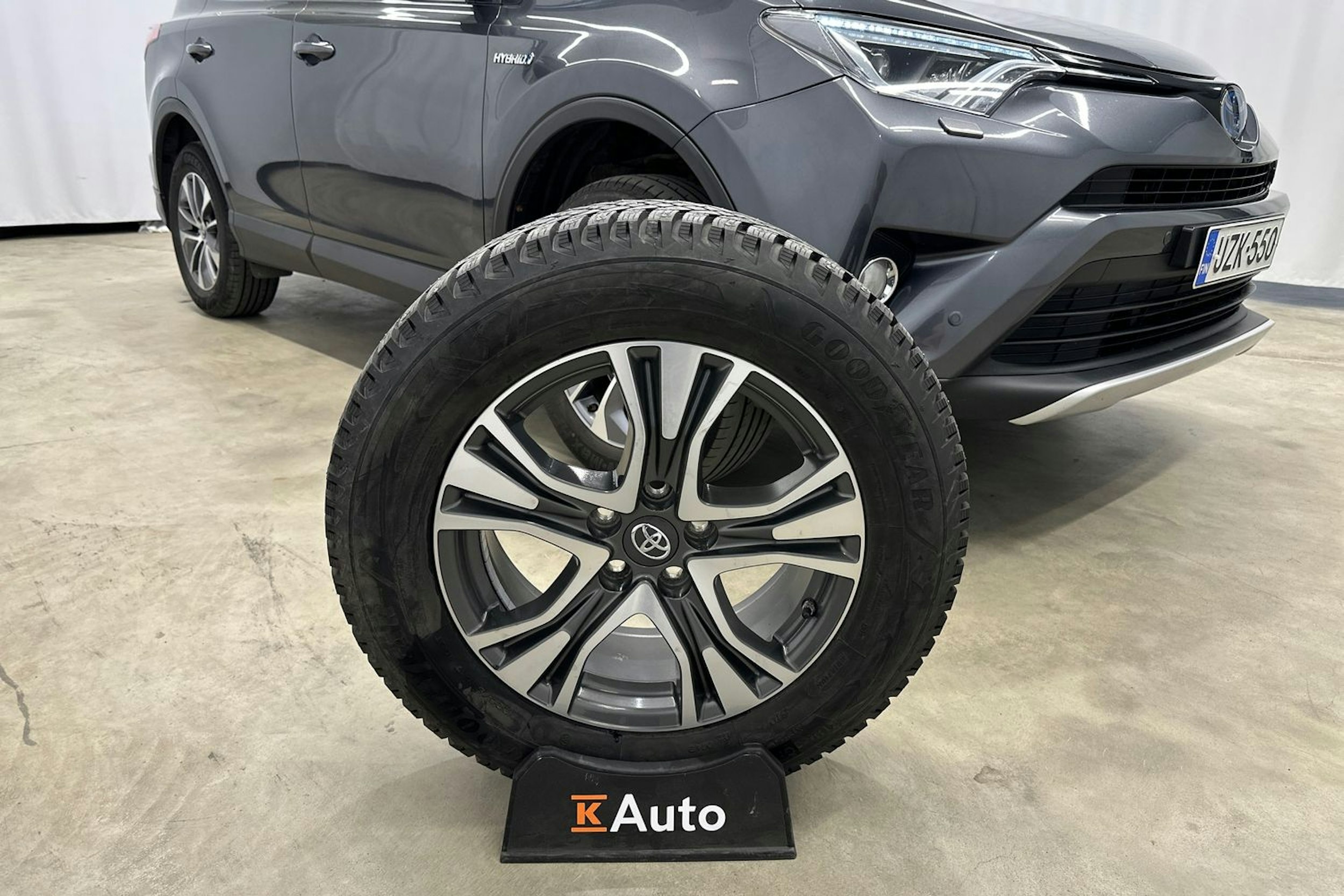 harmaa Toyota RAV4 2016 kuva 28.