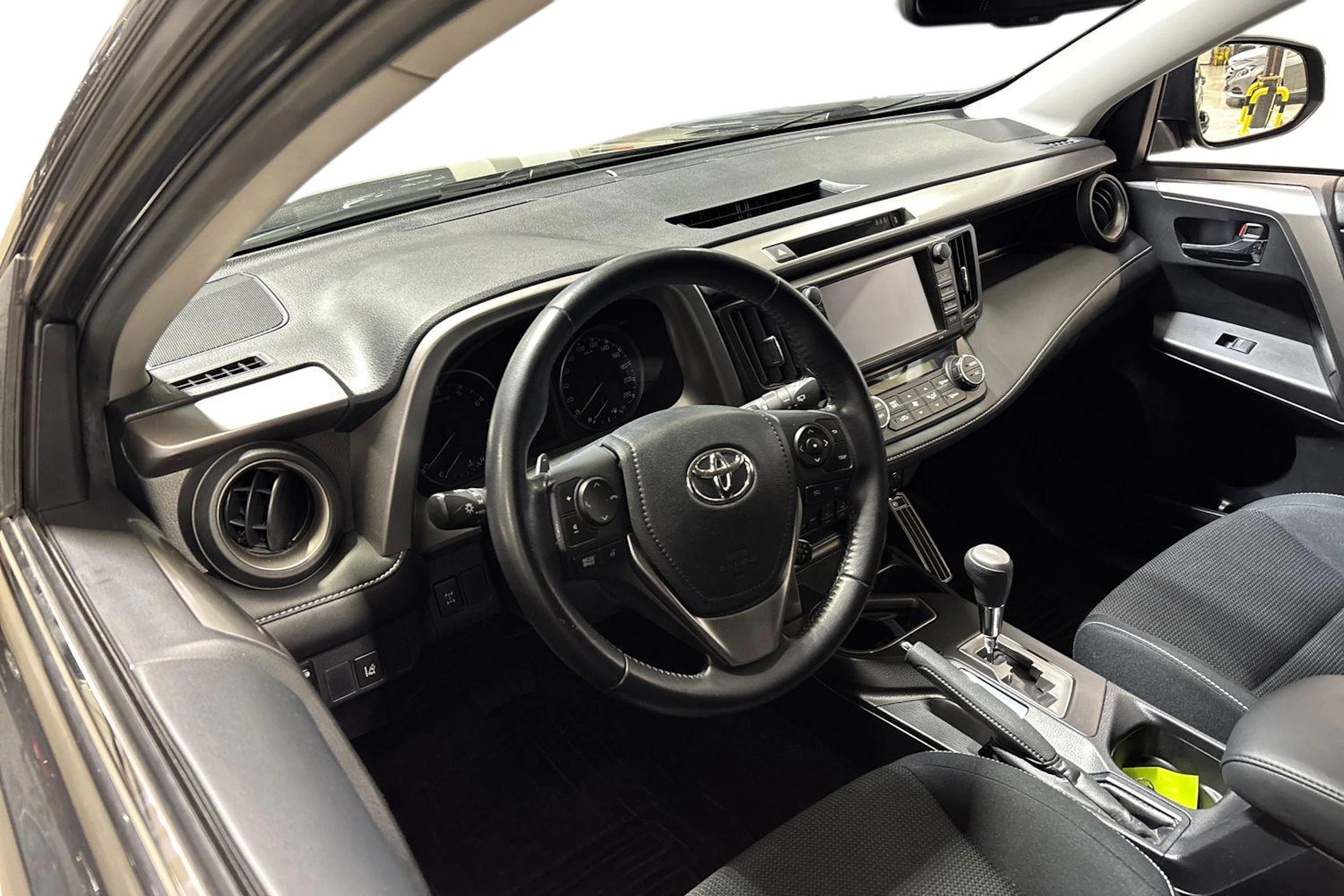 harmaa Toyota RAV4 2016 kuva 3.