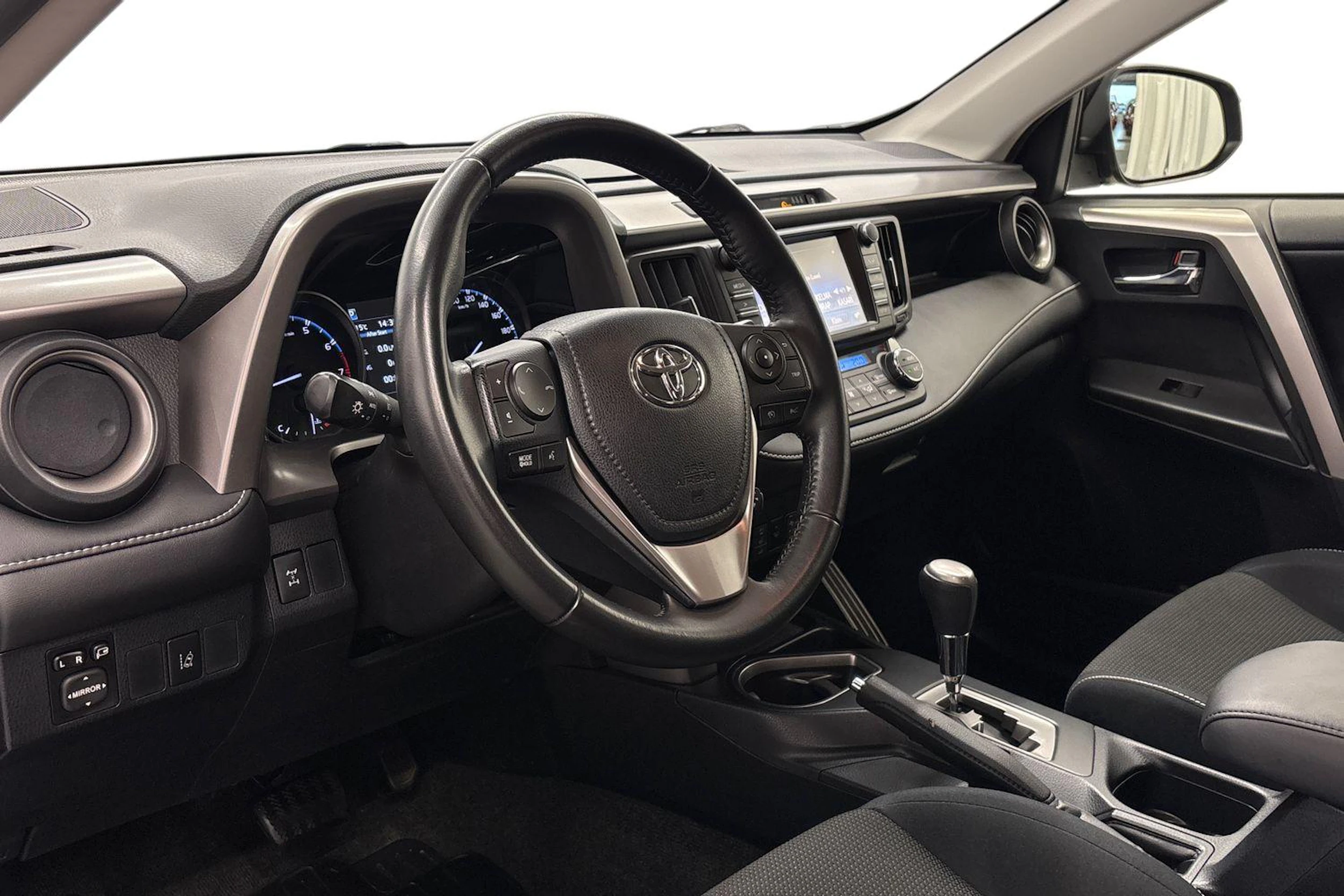 harmaa Toyota RAV4 2016 kuva 6.